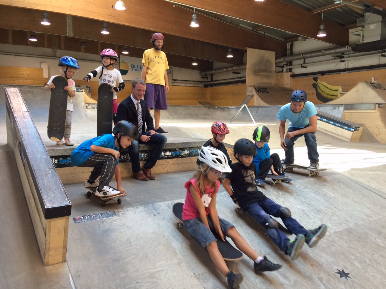 Beim Skateboard-Workshop des TeenXpress machten die jungen BoarderInnen eine sehr gute Figur - davon machte sich Sportreferent und Vizebürgermeister Christoph Kaufmann bei seinem Besuch in der WUB-Halle selbst ein Bild.