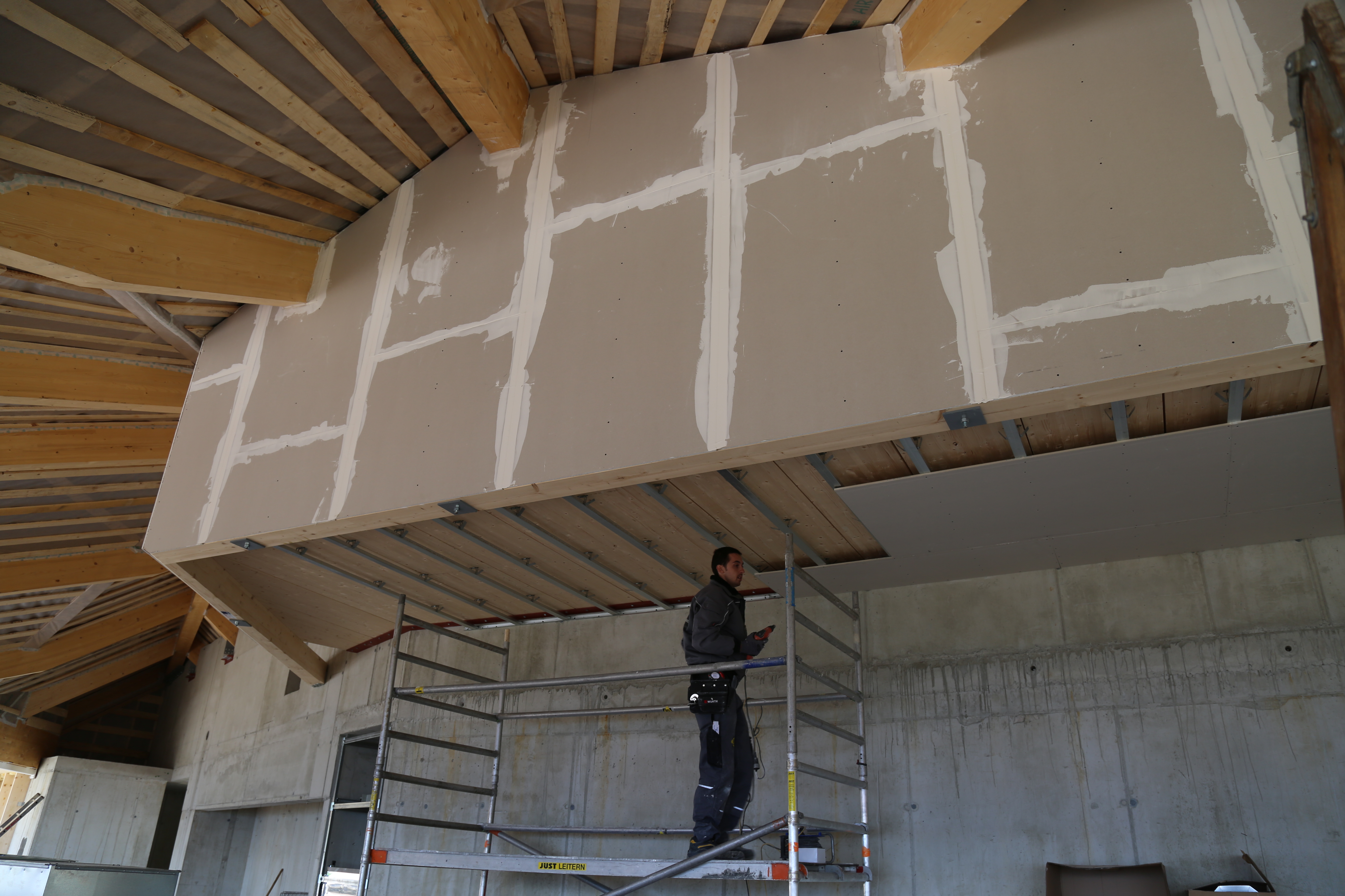 Der Bau der Umbrückler Alm schreitet zügig voran. Das Dach wird aktuell mit Lärchenschindeln eingedeckt und der Estrich wird im Innenraum verlegt. Weiters stehen die Holzwände kurz vor der Errichtung. Zwischenzeitlich kann schon der wunderschöne herbstliche Ausblick über die Tiroler Landeshauptstadt genossen werden.