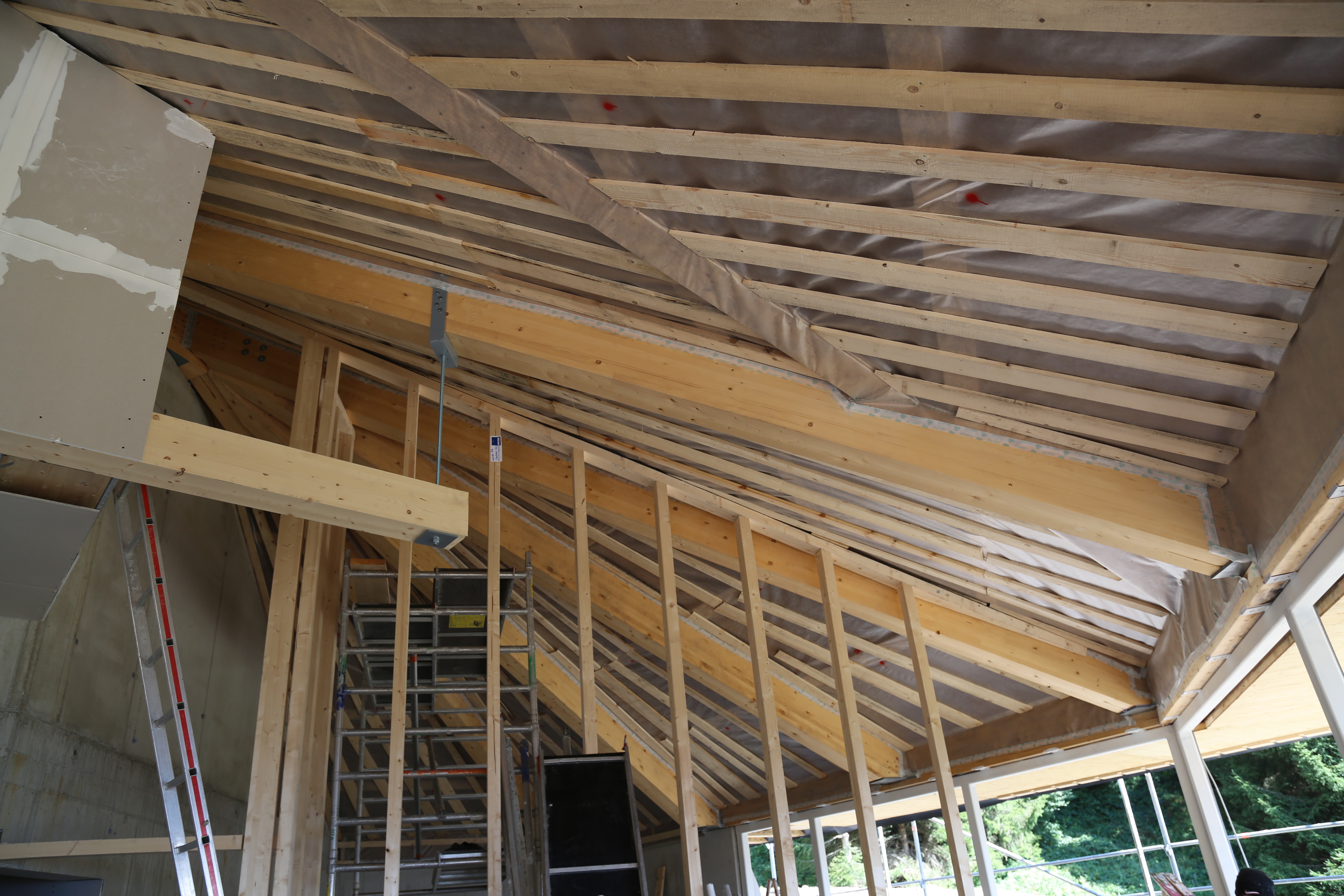 Der Bau der Umbrückler Alm schreitet zügig voran. Das Dach wird aktuell mit Lärchenschindeln eingedeckt und der Estrich wird im Innenraum verlegt. Weiters stehen die Holzwände kurz vor der Errichtung. Zwischenzeitlich kann schon der wunderschöne herbstliche Ausblick über die Tiroler Landeshauptstadt genossen werden.