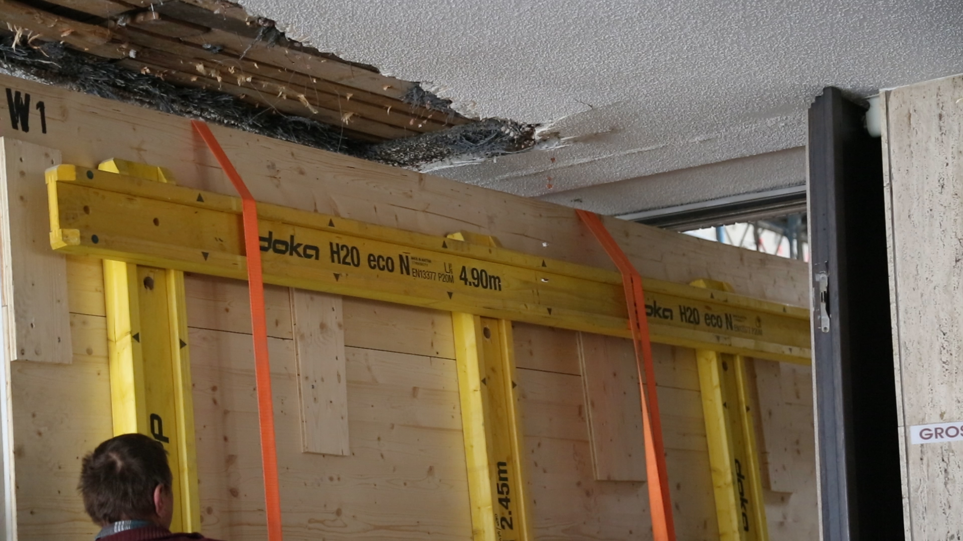 Das Durchfahren der Tür erfordert ein eingespieltes Team und viel Fingerspitzengefühl.