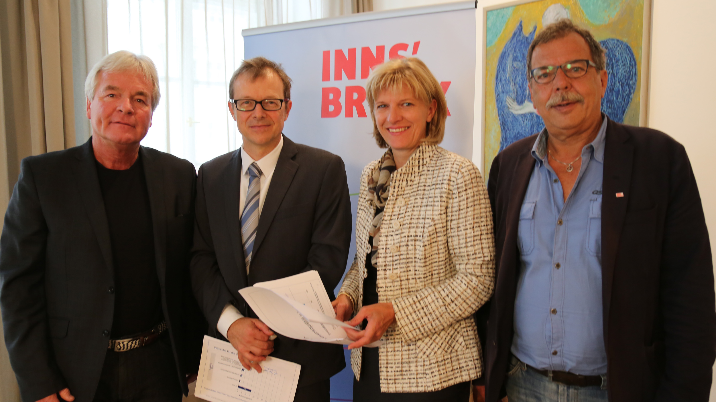Sind über die Ergebnisse der SORA-Umfrage sehr erfreut und präsentierten diese bei der heutigen Pressekonferenz (v.l.): Stadtrat Ernst Pechlander, Christoph Hofinger (Geschäftsführer SORA-Institut), Bürgermeisterin Christine Oppitz-Plörer und Stadtrat Gerhard Fritz.