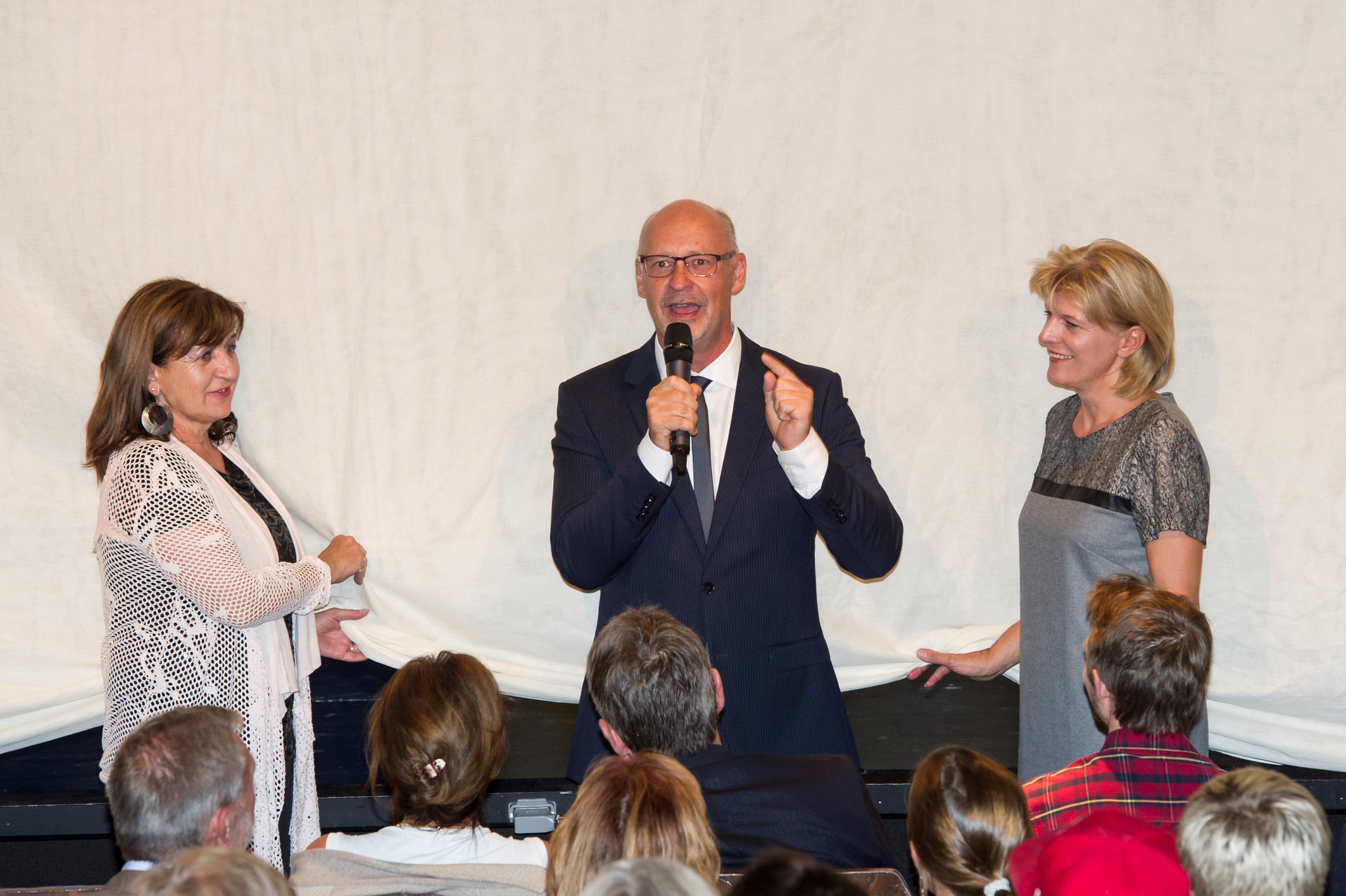 Bis zur Eröffnung des Hauses der Musik übersiedelten die Kammerspiele in die Innsbrucker Messe. Intendant Johannes Reitmeier, Landesrätin Beate Palfrader, Bürgermeisterin Christine Oppitz-Plörer und Verwaltungsdirektor Markus Lutz zeigten sich über die Lösung erfreut.