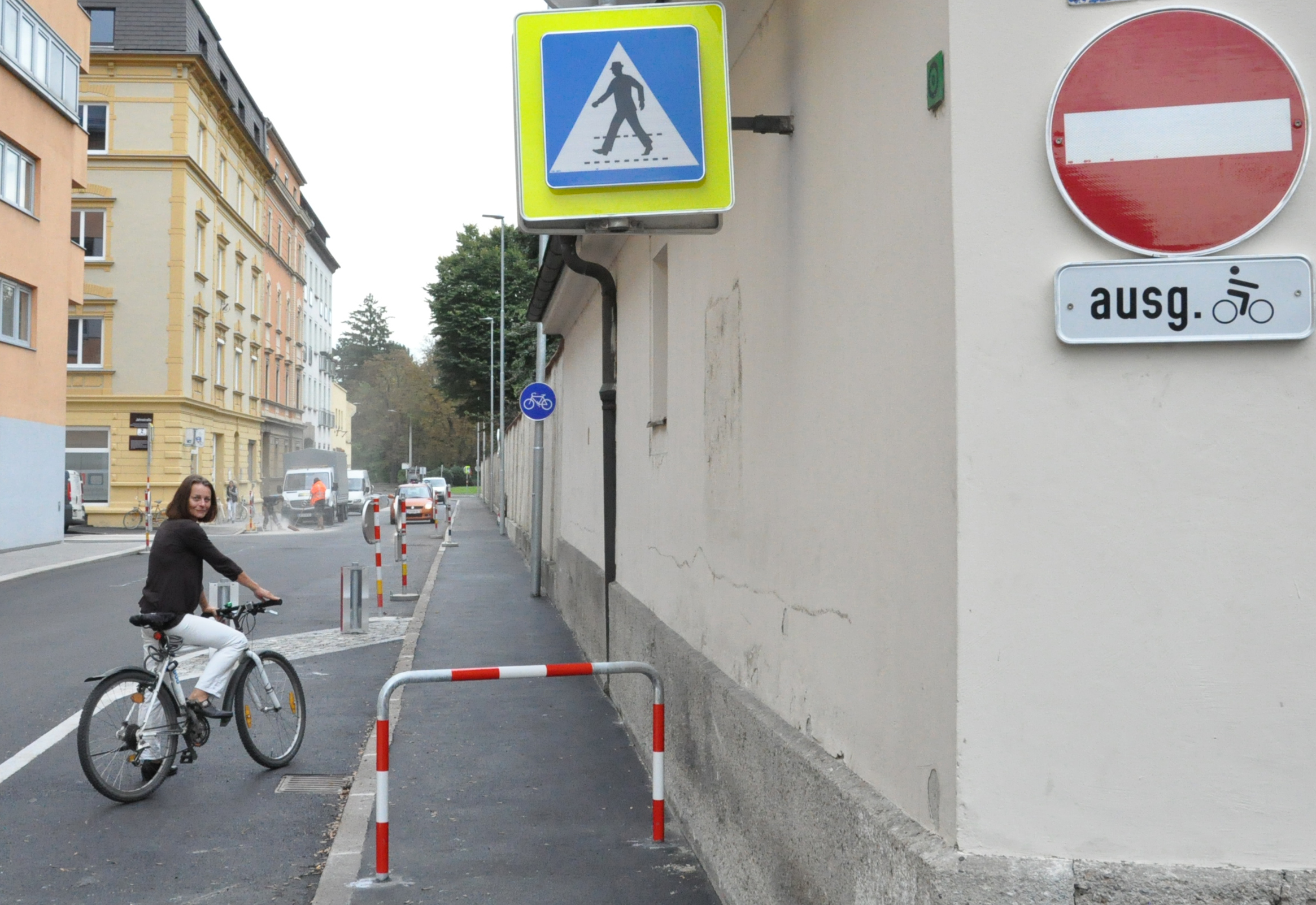 Vizebürgermeisterin Sonja Pitscheider stellt den neuen Radweg in der Dreiheiligenstraße zwischen Ing.-Etzel-Straße und König-Laurin-Straße vor: Dort ist ab sofort Radfahren gegen die Einbahn möglich. Zwischen Ing.-Etzel-Straße und Weinhartstraße wurde das Radfahren gegen die Einbahn bereits eingerichtet - der aktuelle Abschnitt vervollständigt die Wegführung nun und bietet damit eine Alternative zur vielbefahrenen Radachse Museumstraße. (KS)