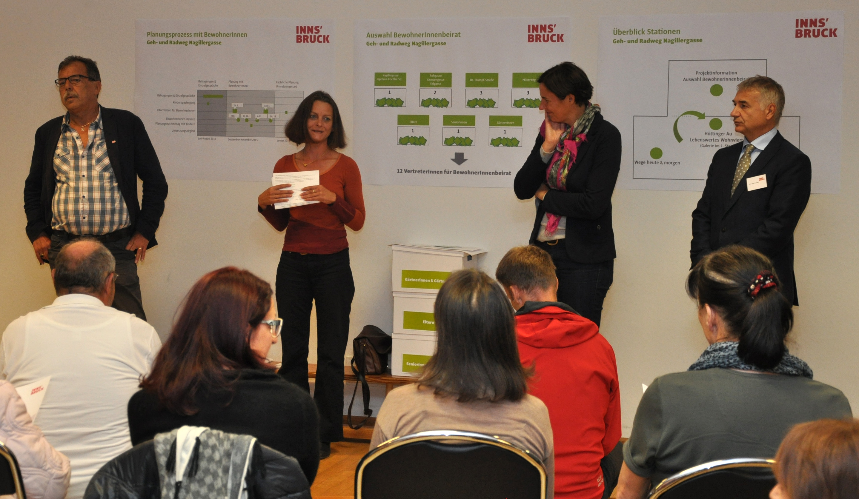 Stadtrat Gerhard Fritz, Vizebürgermeisterin Sonja Pitscheider, Moderatorin Sabine Volgger und Leiter des Tiefbauamts, Walter Zimmeter, diskutierten mit den TeilnehmerInnen der Informationsveranstaltung im KG Mitterweg über das geplante Projekt.