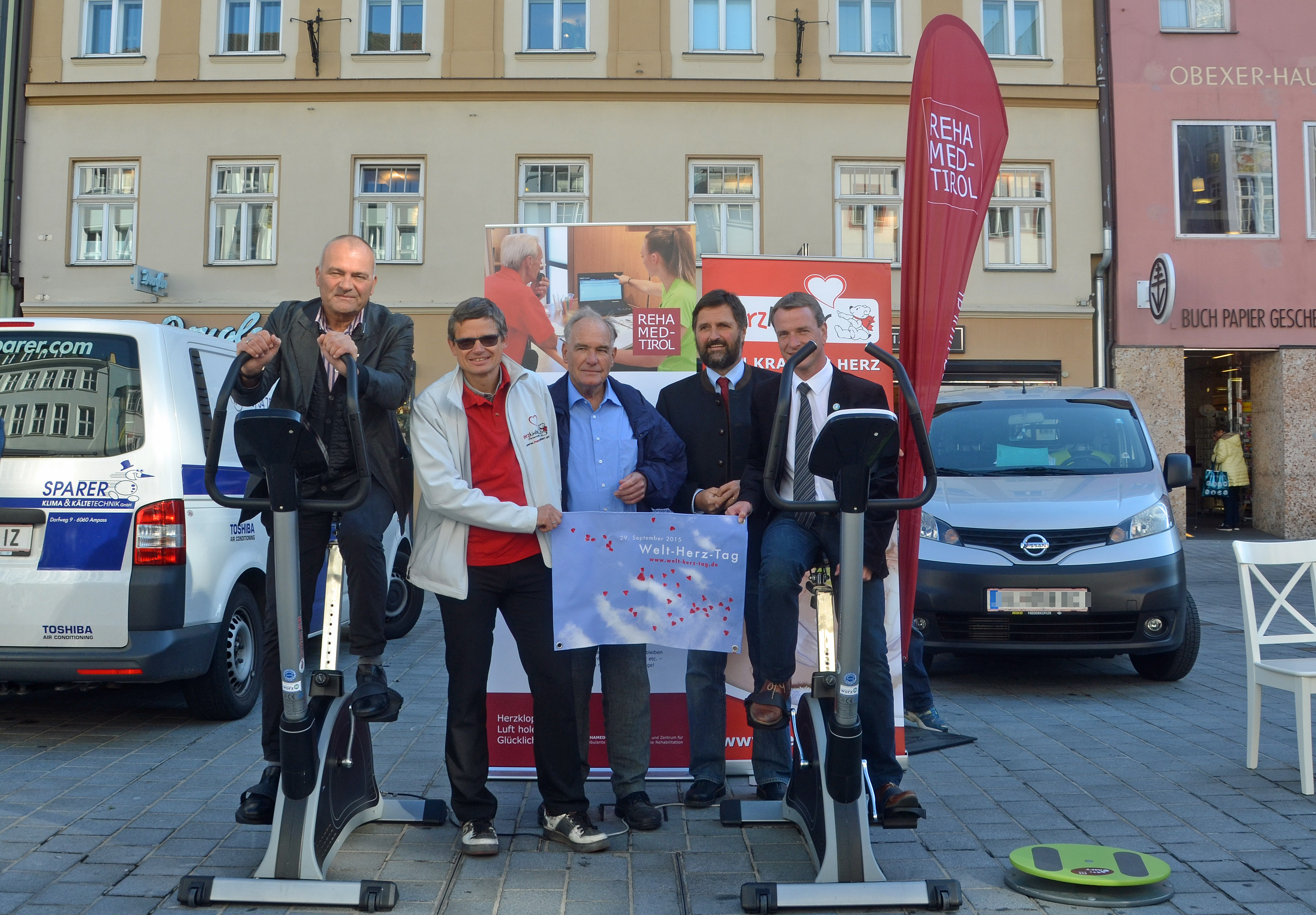 Am 29. September bot REHAMED-Tirol mitten in der Stadt die Gelegenheit, an das eigene Herz zu denken und es mit ein paar Minuten Radfahren zu stärken. Um die Aktion zu unterstützen, überbrachte Vizebürgermeister Christoph Kaufmann (rechts) eine Spende, die an den Verein Herzkinder geht. Auch Karl Gostner, Obmann TVB Innsbruck und seine Feriendörfer, Sonnenplateau Mieming & Tirol Mitte nahm sich Zeit, um am Weltherztag ein Zeichen zu setzen.