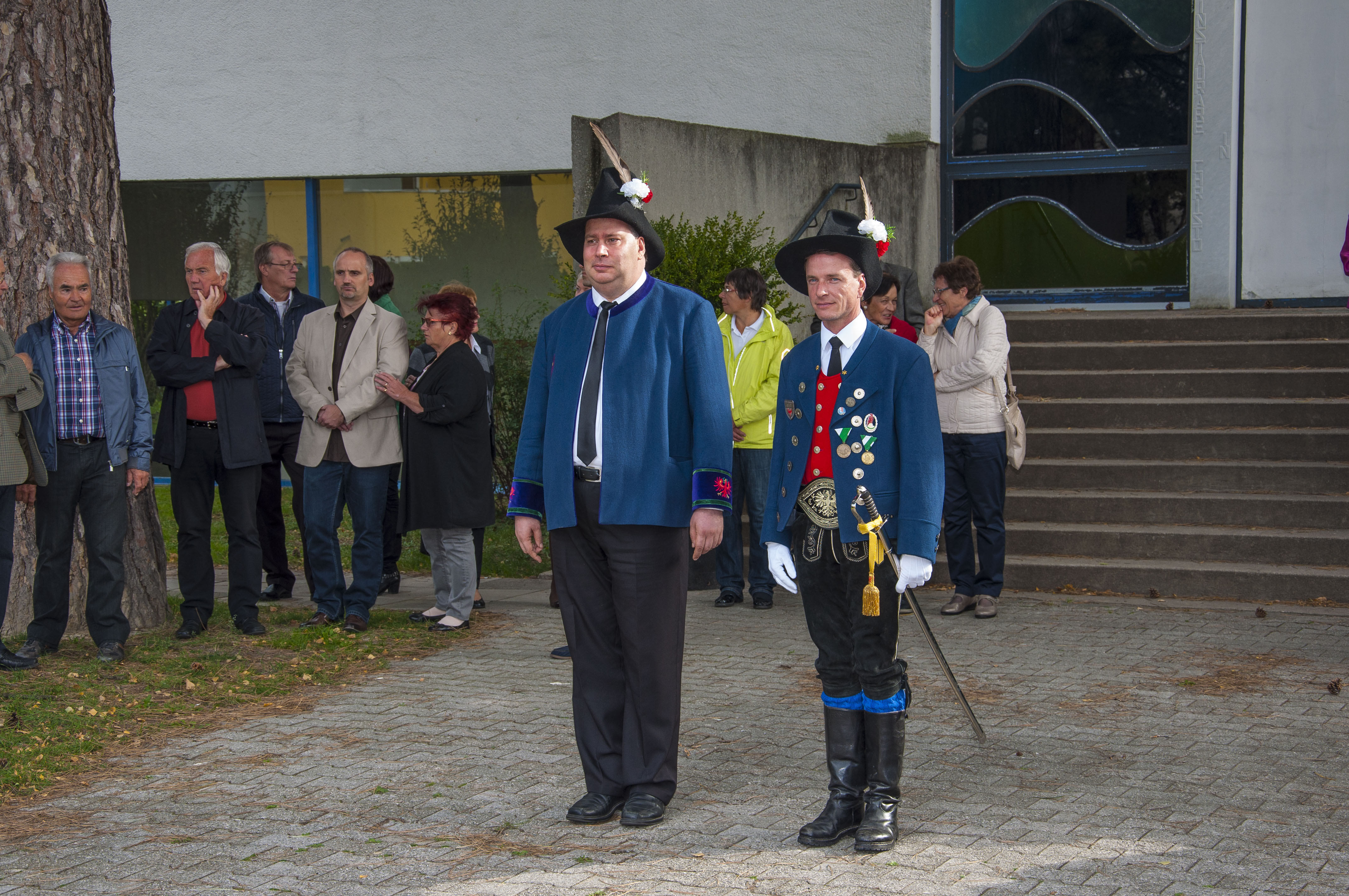 Es ist der Höhepunkt im Vereinsjahr der Schützen, wenn sie sich einmal pro Jahr zum Schützenjahrtag treffen. Vizebürgermeister Christoph Kaufmann war unter den geladenen Gästen und ist selber seit etlichen Jahren Mitglied der Speckbacher Schützenkompanie.
Im Rahmen dieses feierlichen Anlasses wurden auch verdiente Mitglieder geehrt und nach dem offiziellen Teil folgte das gemütliche Beisammensein, das die Kameradschaft der Kompanien untereinander nachhaltig bestärkt.