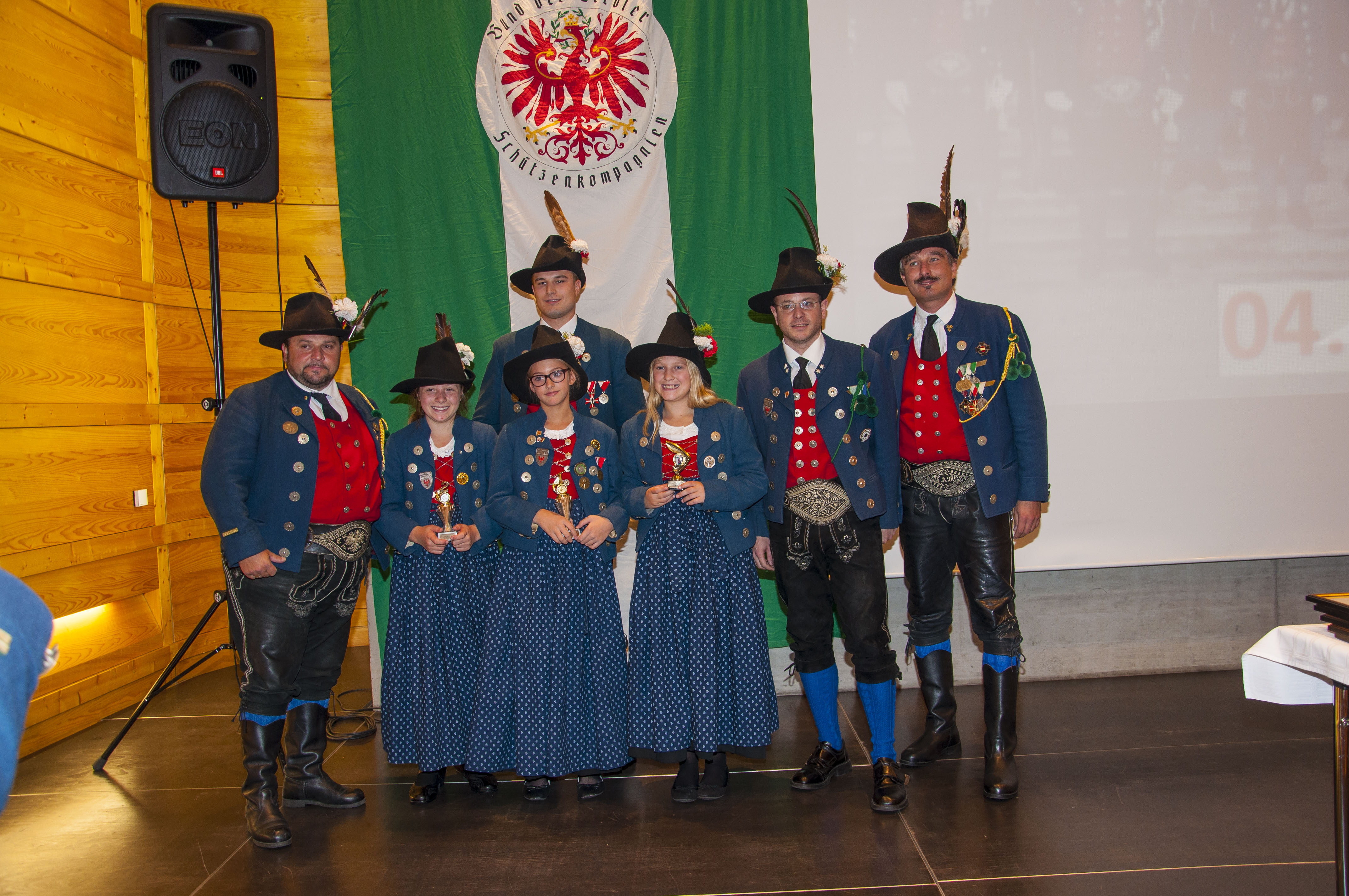 Es ist der Höhepunkt im Vereinsjahr der Schützen, wenn sie sich einmal pro Jahr zum Schützenjahrtag treffen. Vizebürgermeister Christoph Kaufmann war unter den geladenen Gästen und ist selber seit etlichen Jahren Mitglied der Speckbacher Schützenkompanie.
Im Rahmen dieses feierlichen Anlasses wurden auch verdiente Mitglieder geehrt und nach dem offiziellen Teil folgte das gemütliche Beisammensein, das die Kameradschaft der Kompanien untereinander nachhaltig bestärkt.