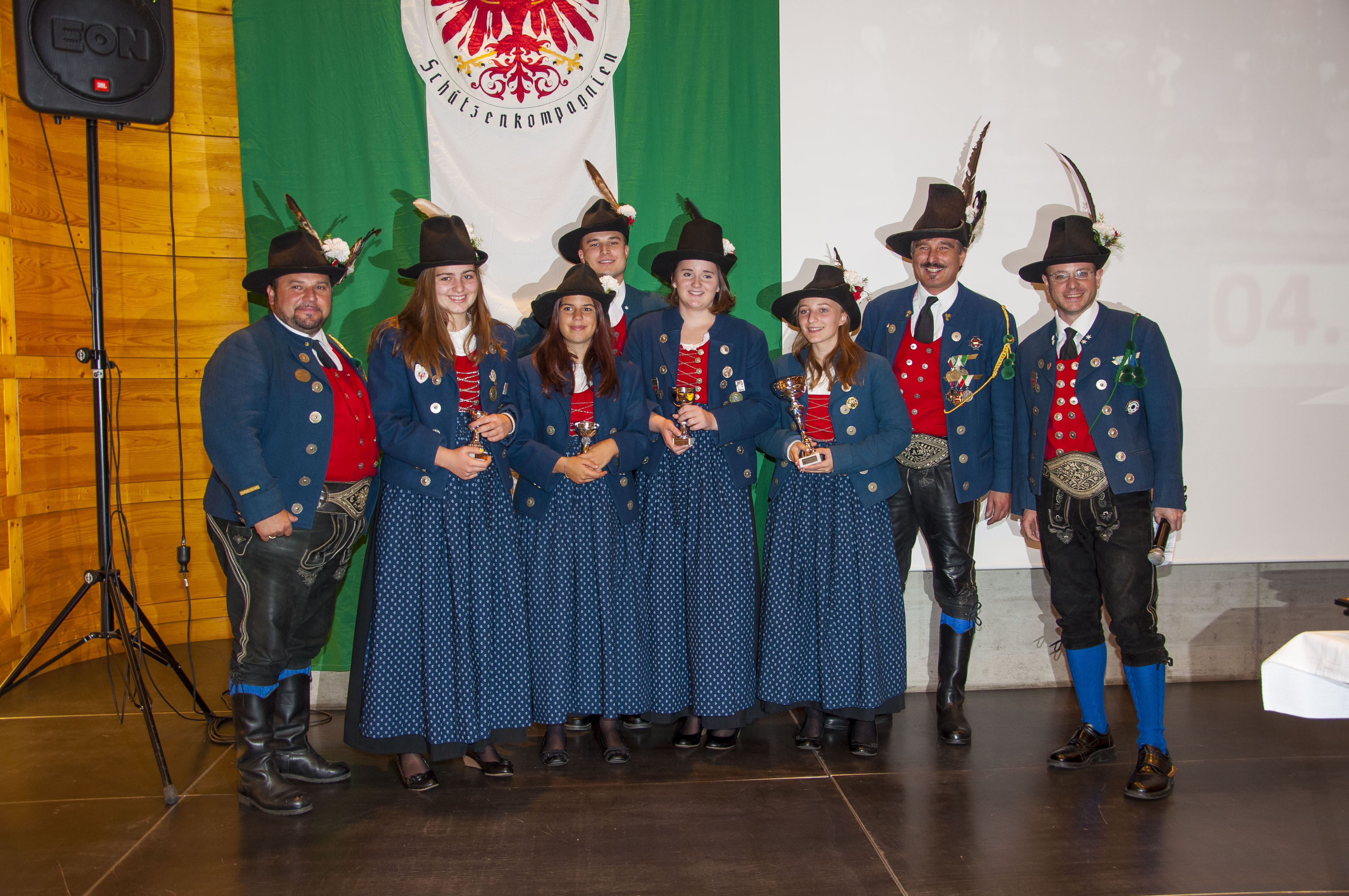Es ist der Höhepunkt im Vereinsjahr der Schützen, wenn sie sich einmal pro Jahr zum Schützenjahrtag treffen. Vizebürgermeister Christoph Kaufmann war unter den geladenen Gästen und ist selber seit etlichen Jahren Mitglied der Speckbacher Schützenkompanie.
Im Rahmen dieses feierlichen Anlasses wurden auch verdiente Mitglieder geehrt und nach dem offiziellen Teil folgte das gemütliche Beisammensein, das die Kameradschaft der Kompanien untereinander nachhaltig bestärkt.