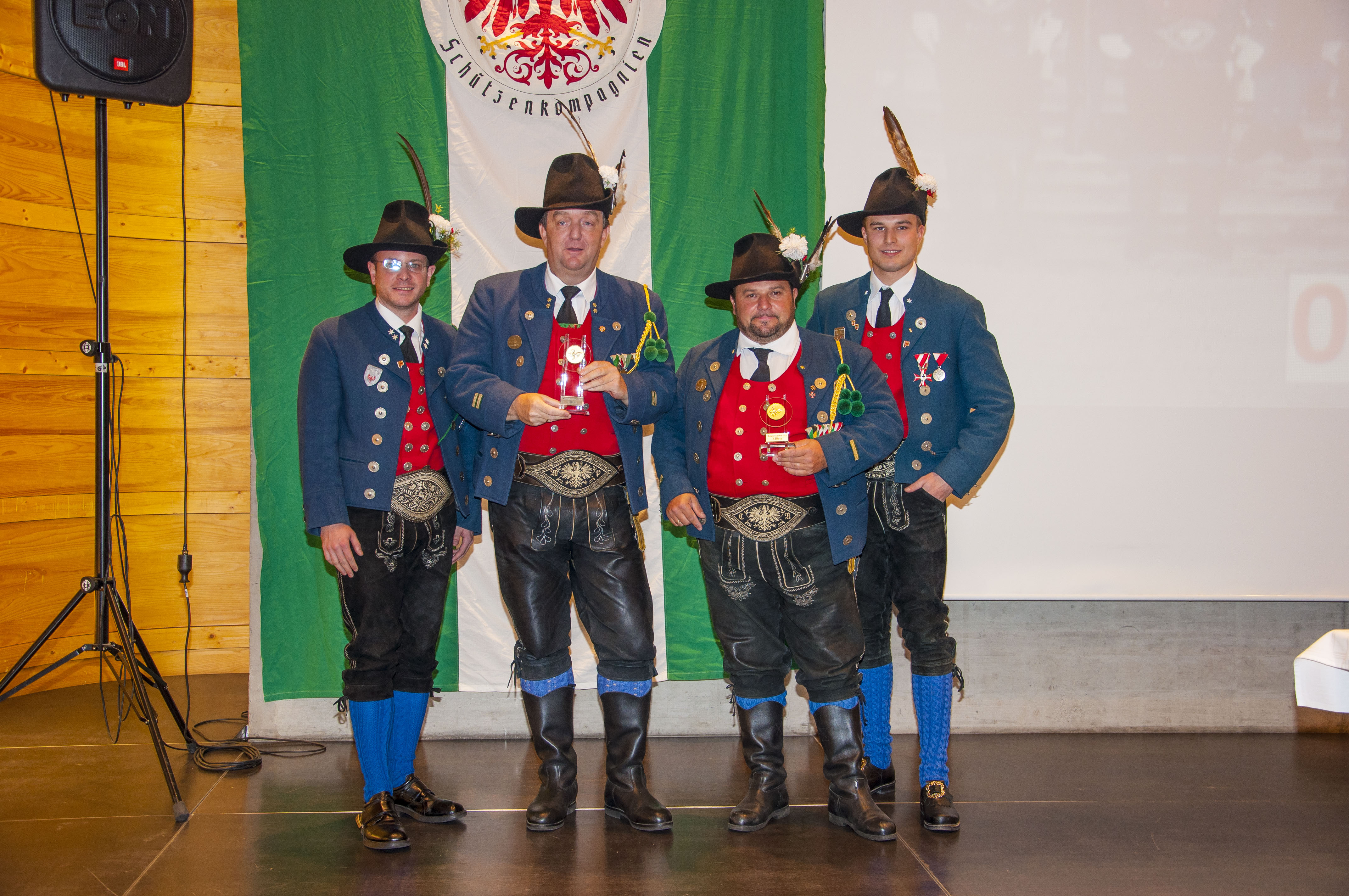 Es ist der Höhepunkt im Vereinsjahr der Schützen, wenn sie sich einmal pro Jahr zum Schützenjahrtag treffen. Vizebürgermeister Christoph Kaufmann war unter den geladenen Gästen und ist selber seit etlichen Jahren Mitglied der Speckbacher Schützenkompanie.
Im Rahmen dieses feierlichen Anlasses wurden auch verdiente Mitglieder geehrt und nach dem offiziellen Teil folgte das gemütliche Beisammensein, das die Kameradschaft der Kompanien untereinander nachhaltig bestärkt.
