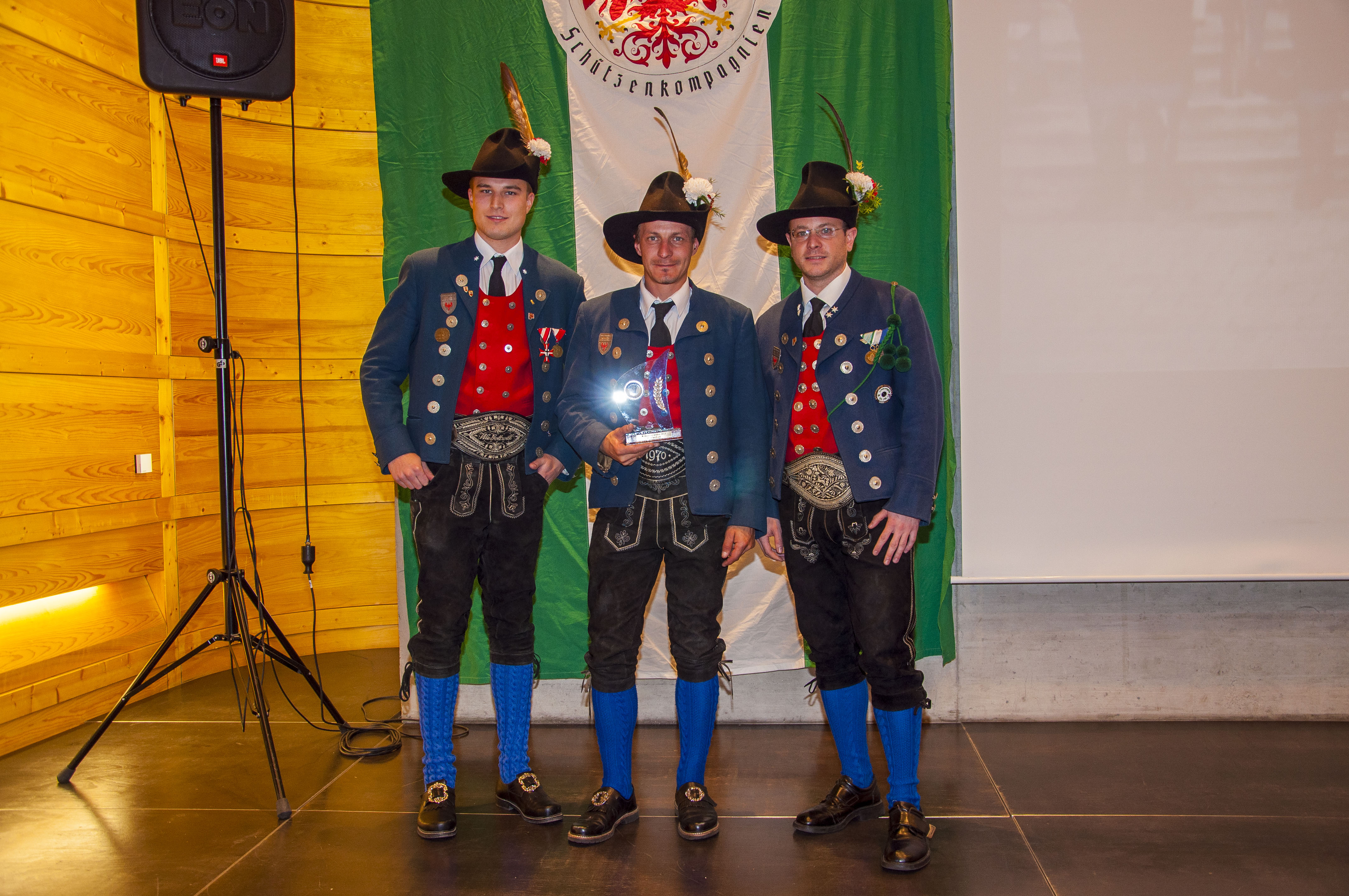 Es ist der Höhepunkt im Vereinsjahr der Schützen, wenn sie sich einmal pro Jahr zum Schützenjahrtag treffen. Vizebürgermeister Christoph Kaufmann war unter den geladenen Gästen und ist selber seit etlichen Jahren Mitglied der Speckbacher Schützenkompanie.
Im Rahmen dieses feierlichen Anlasses wurden auch verdiente Mitglieder geehrt und nach dem offiziellen Teil folgte das gemütliche Beisammensein, das die Kameradschaft der Kompanien untereinander nachhaltig bestärkt.