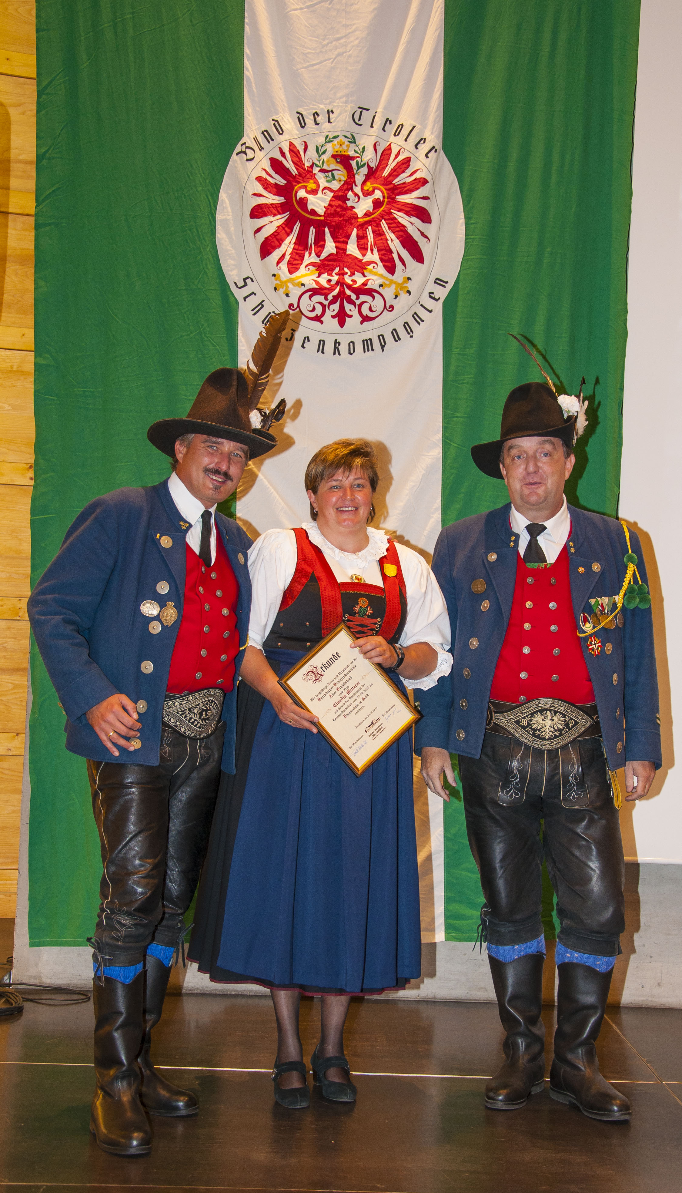 Es ist der Höhepunkt im Vereinsjahr der Schützen, wenn sie sich einmal pro Jahr zum Schützenjahrtag treffen. Vizebürgermeister Christoph Kaufmann war unter den geladenen Gästen und ist selber seit etlichen Jahren Mitglied der Speckbacher Schützenkompanie.
Im Rahmen dieses feierlichen Anlasses wurden auch verdiente Mitglieder geehrt und nach dem offiziellen Teil folgte das gemütliche Beisammensein, das die Kameradschaft der Kompanien untereinander nachhaltig bestärkt.