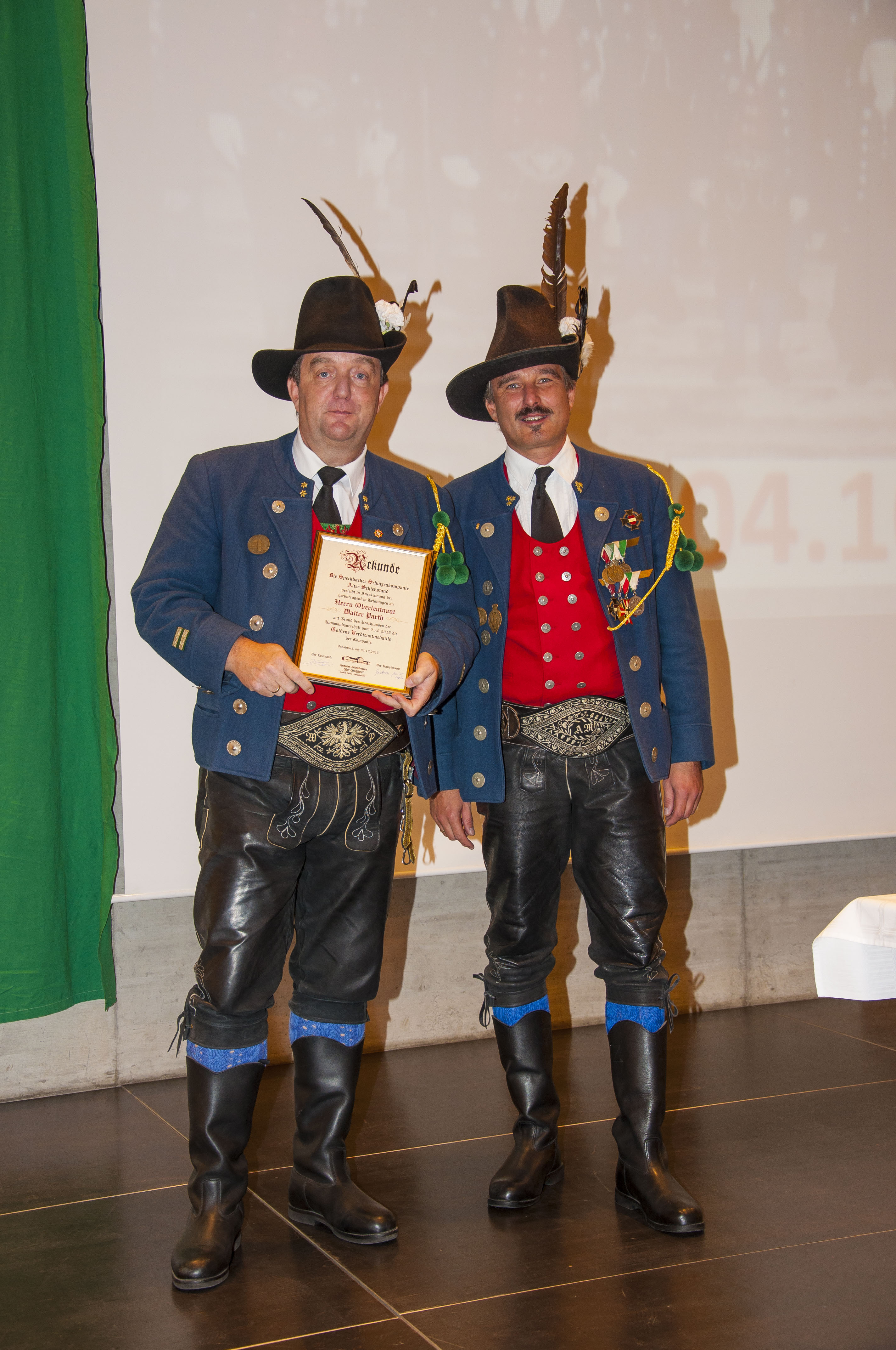 Es ist der Höhepunkt im Vereinsjahr der Schützen, wenn sie sich einmal pro Jahr zum Schützenjahrtag treffen. Vizebürgermeister Christoph Kaufmann war unter den geladenen Gästen und ist selber seit etlichen Jahren Mitglied der Speckbacher Schützenkompanie.
Im Rahmen dieses feierlichen Anlasses wurden auch verdiente Mitglieder geehrt und nach dem offiziellen Teil folgte das gemütliche Beisammensein, das die Kameradschaft der Kompanien untereinander nachhaltig bestärkt.