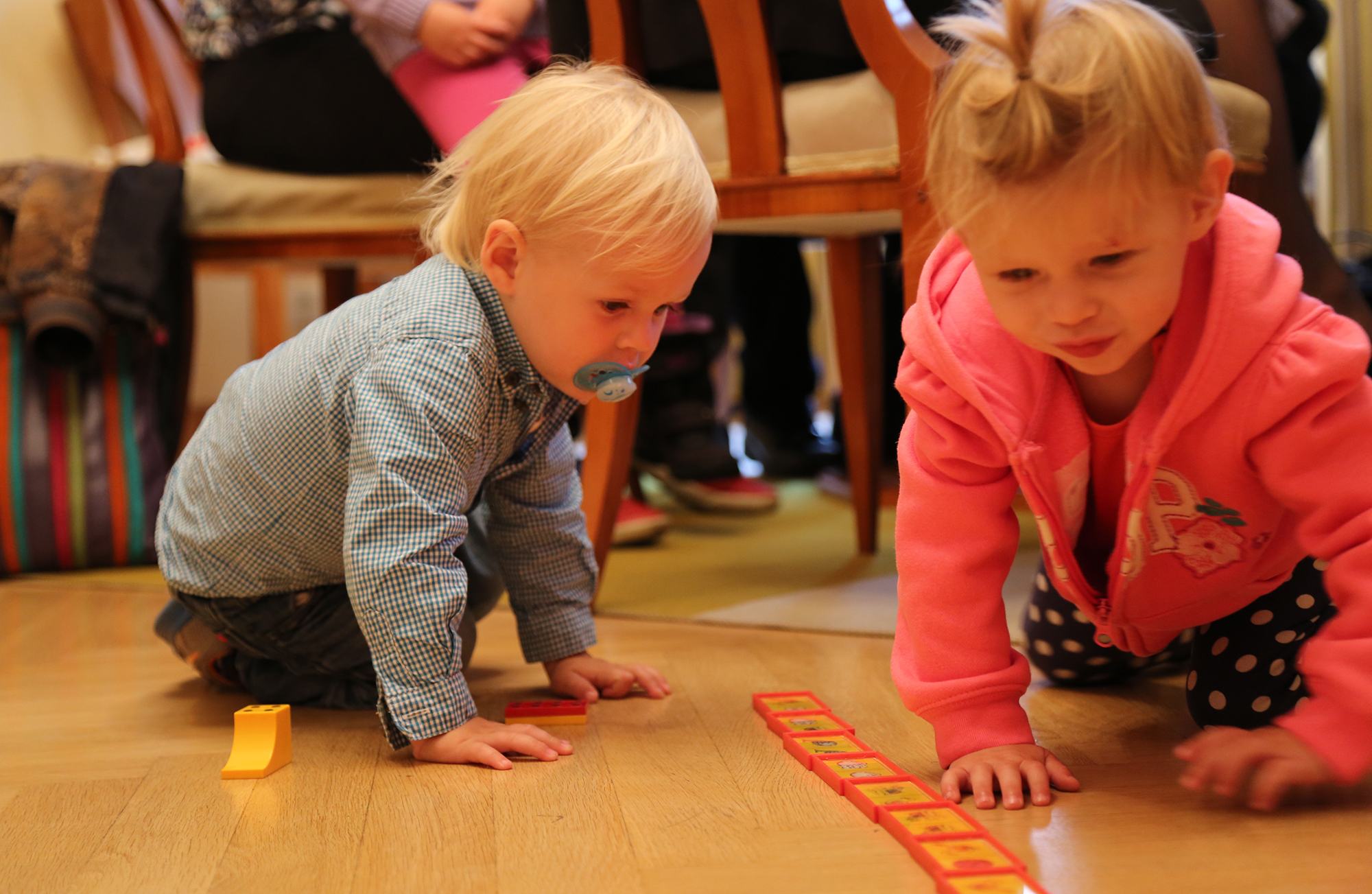 Miro und Ena spielten mit den Bauklötzen, Dominosteinen und dem alten Telefon quer durch das Büro von Bürgermeisterin Christine Oppitz-Plörer.