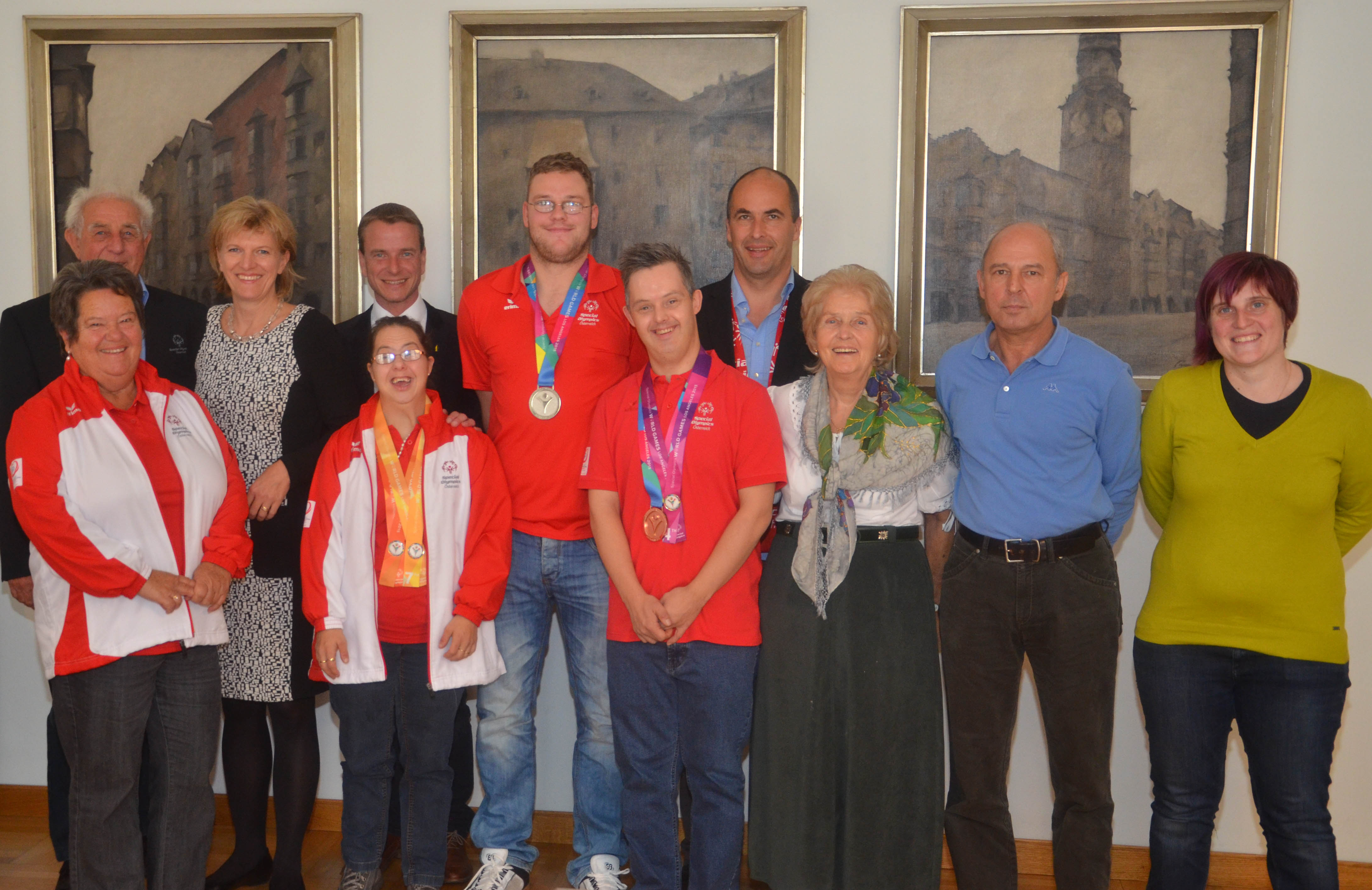 Im heurigen Juli und August vertraten 79 österreichische SportlerInnen unser Land bei den Special Olympics in LA. Darunter waren auch drei InnsbruckerInnen: Die beiden SchwimmerInnen Resit Yanal und Julia Dibiasi, sowie Raphael Brantner (Fußball). Yanal und Brantner durften sich sogar über eine Bronze bzw. eine Silbermedaille freuen. Begleitet wurden die AthletInnen beim Empfang im Rathaus, bei dem sie herzlich von Bürgermeisterin Christine Oppitz-Plörer und Vizebürgermeister Christoph Kaufmann empfangen wurden, von BetreuerInnen, Angehörigen und Koordinatoren von Special Olympics Österreich.