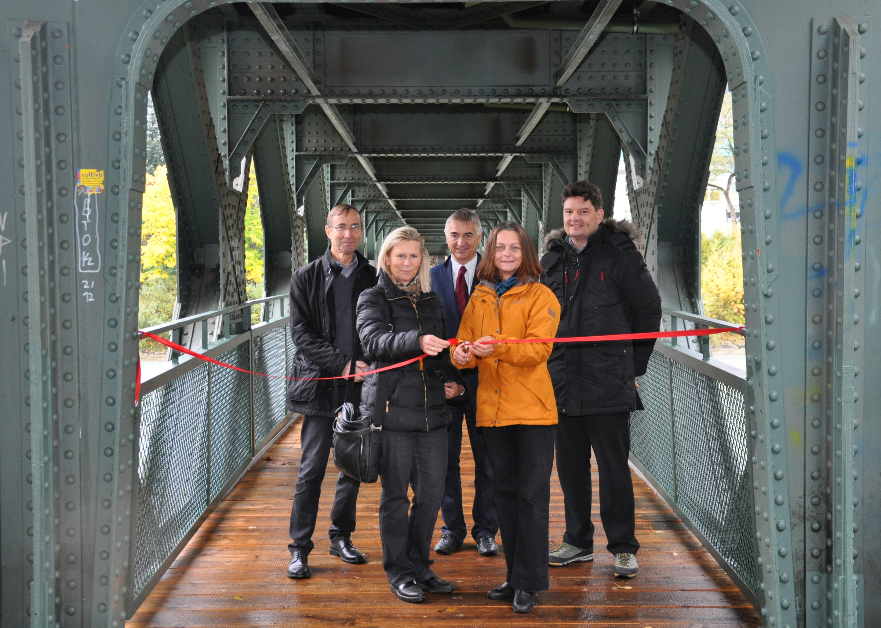Symbolisch für die offizielle Eröffnung der optimierten Karwendelbrücke schnitt Vizebürgermeisterin Sonja Pitscheider im Beisein von Werner Jud, Gabriele Neumann (beide Bundesdenkmalamt), Walter Zimmeter und Karl-Heinz Reckziegel (beide Tiefbau, v.l.n.r.) heute ein Band durch.