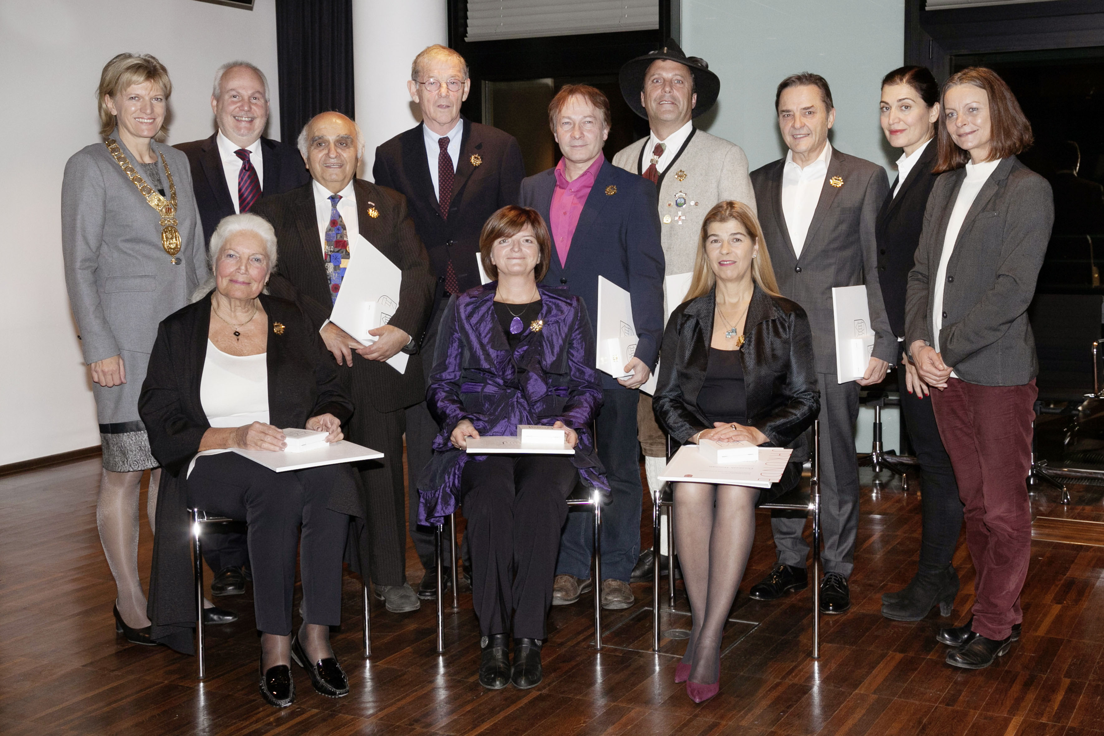 Bürgermeisterin Christine Oppitz-Plörer (l.) gratulierte gemeinsam mit Vizebürgermeisterin Sonja Pitscheider (r.) sowie Stadtrat Andreas Wanker und Gemeinderätin Patrizia Moser den Geehrten bei der Verleihung des Kulturehrenzeichens der Stadt Innsbruck.