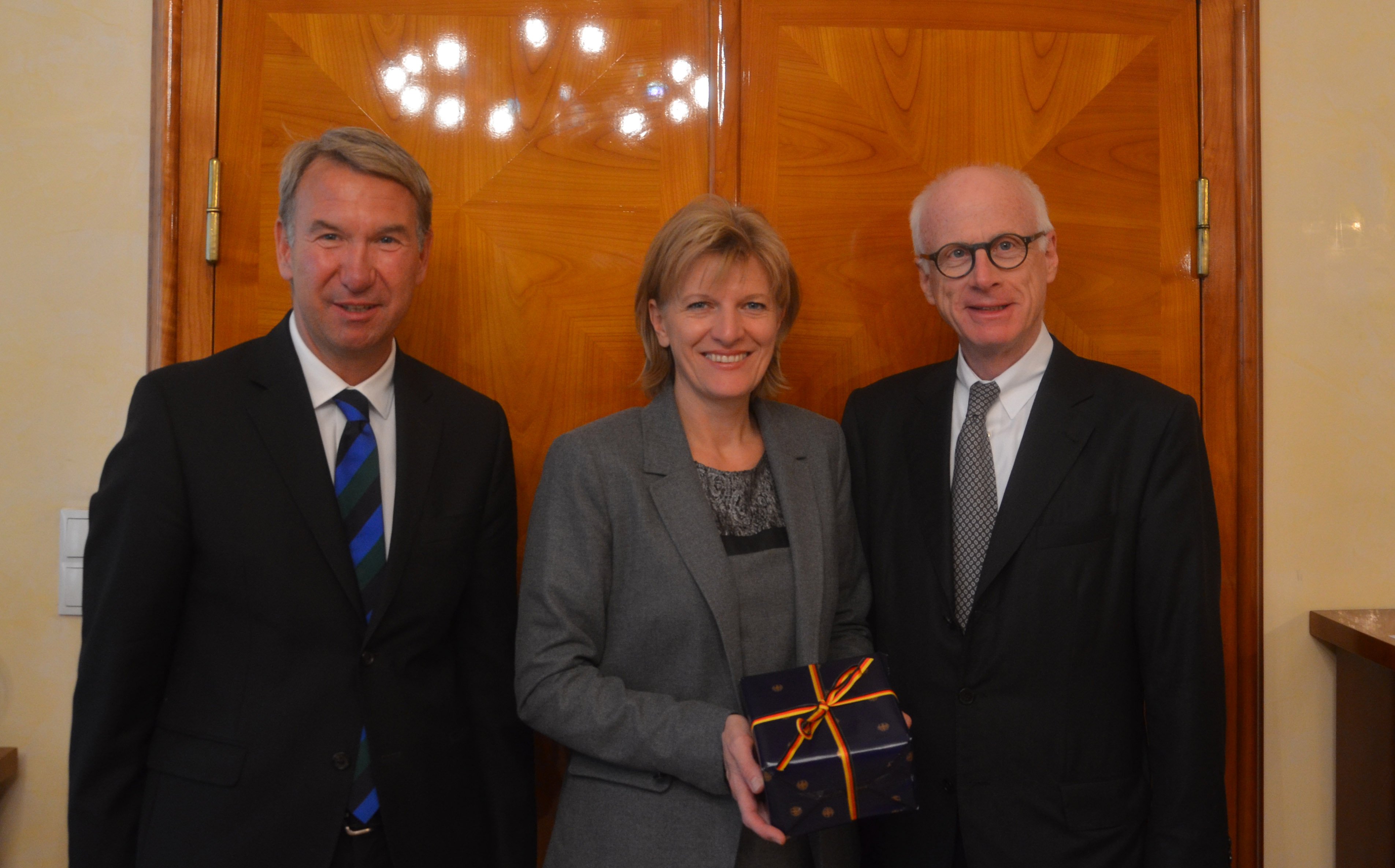 Bei seinem Antrittsbesuch überreichte Botschafter Johannes Haindl (r.) Bürgermeisterin Christine Oppitz-Plörer ein Geschenk.