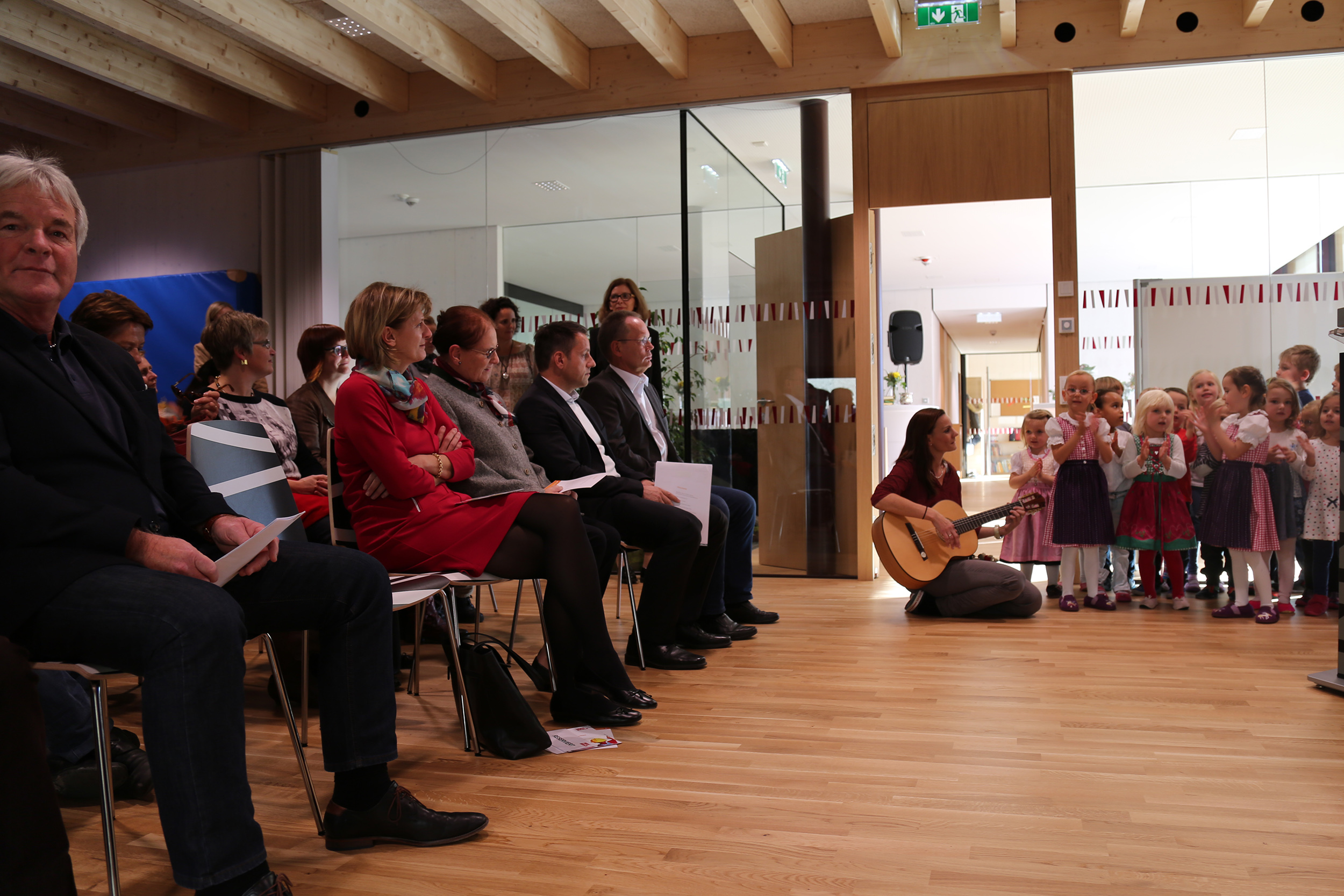 Konzentriert lauschten die Gäste der liebevollen Darbietung der Kinder des KG Kranebitten.