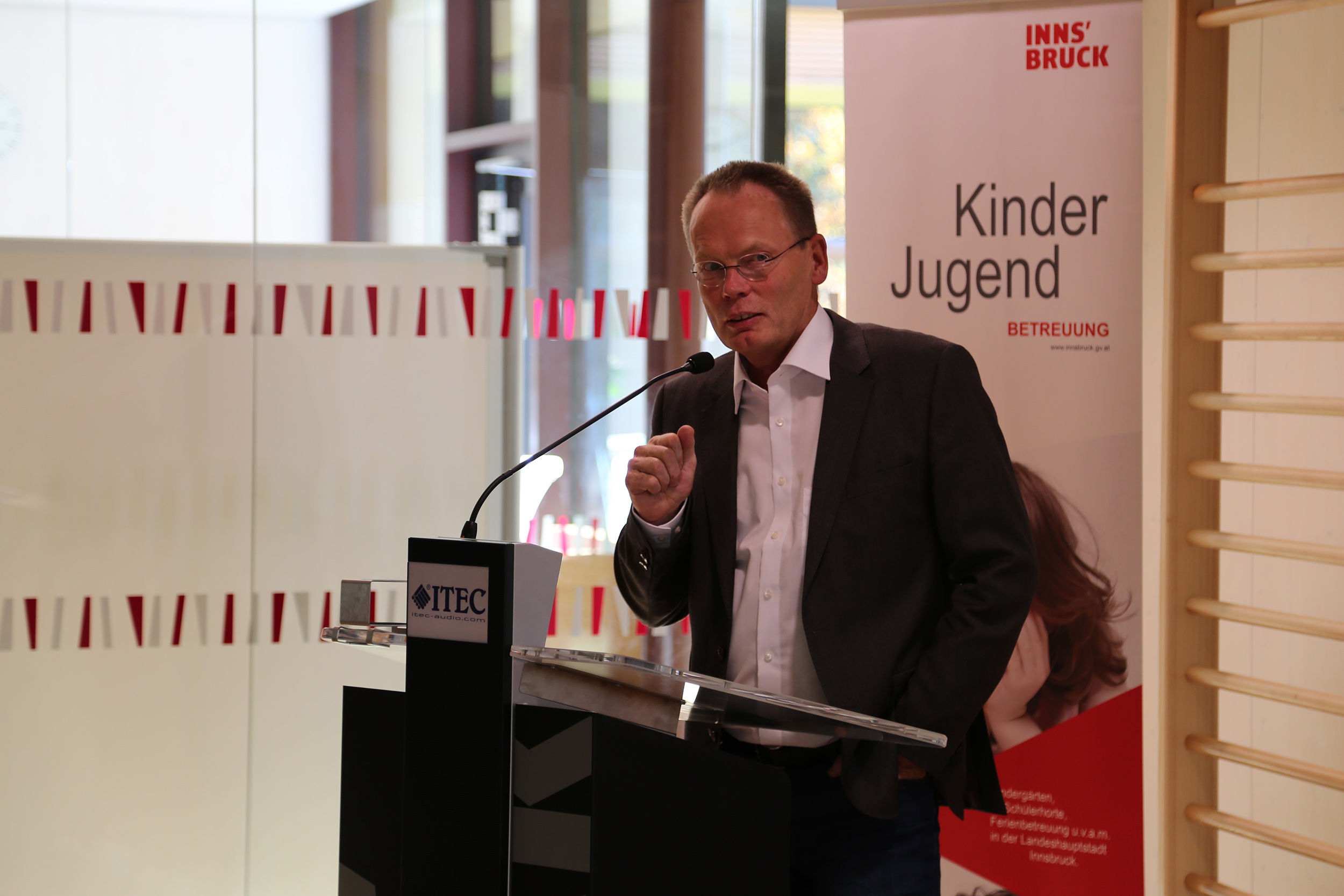 Architekt Helmut Reitter erläuterte warum der Baustoff Holz und die Architektur des neuen Kindergartens so wichtig sind.