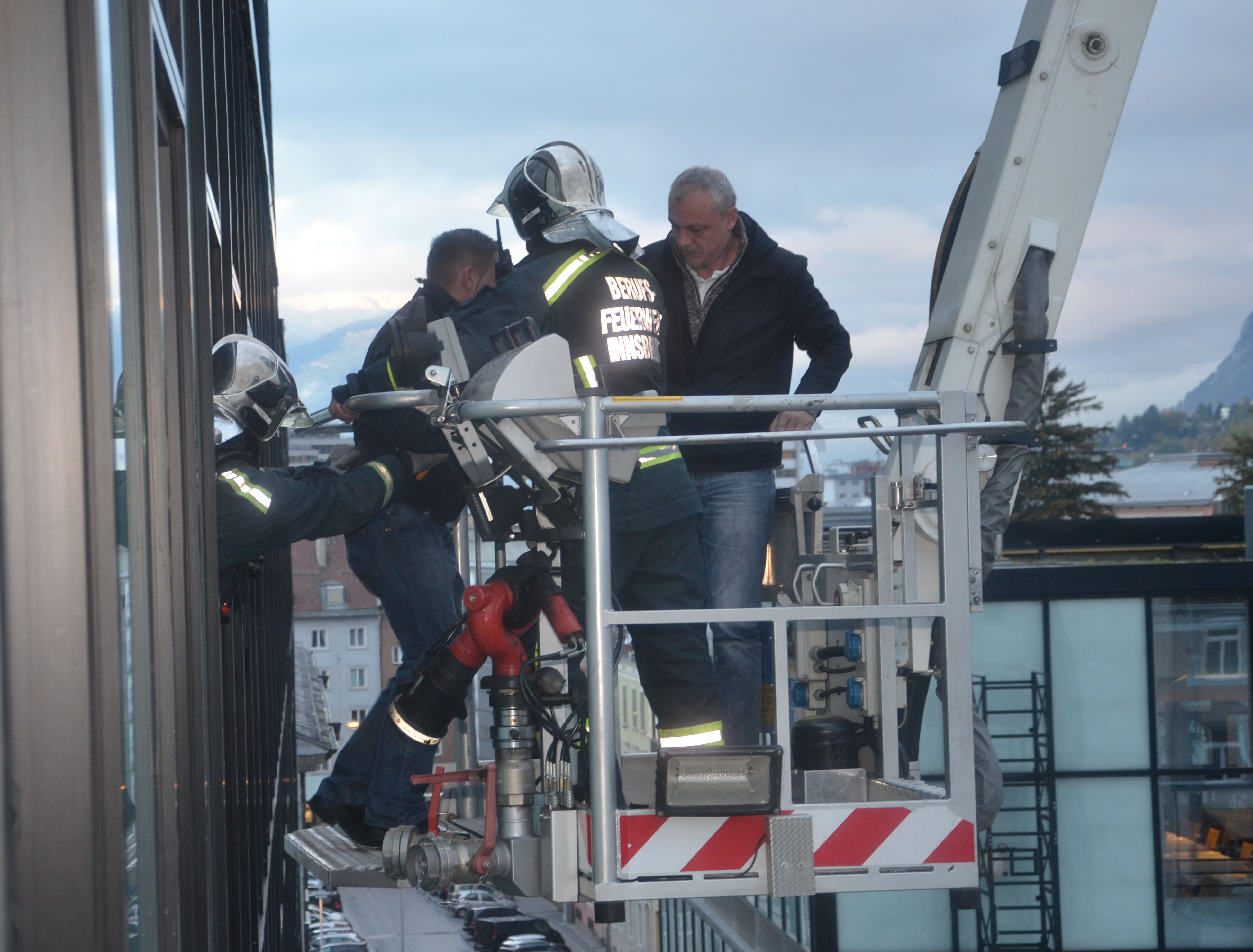 Die „Rettung“ der eingeschlossenen Personen aus dem sechsten Stock verlief ohne Zwischenfälle.