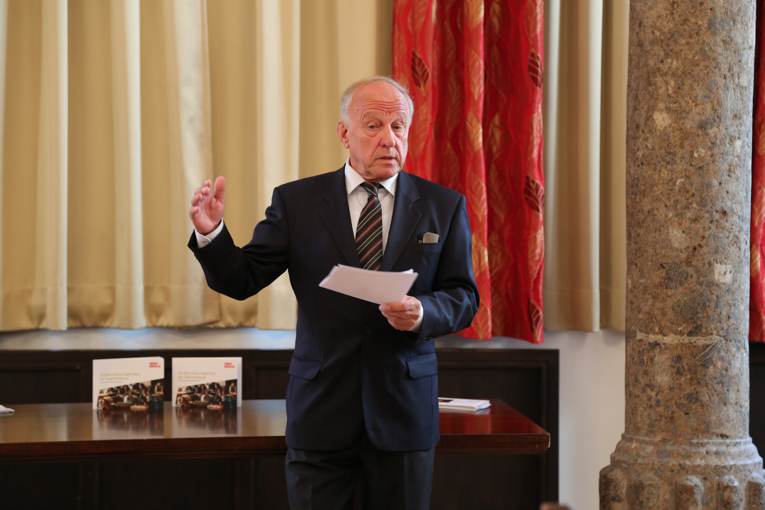 Helmut Zander ist Gründer und Initiator der kNH - Kostenlose Nachhilfe für sozial Bedürftige und wird das Preisgeld direkt den Kindern zukommen lassen.