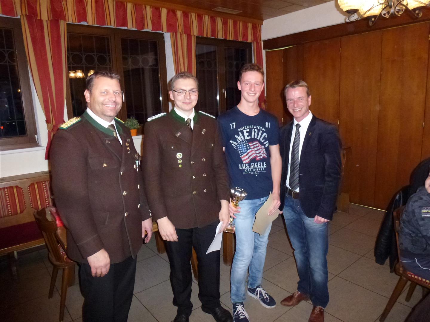 Die Schützengilde Reichenau veranstaltete vom 27. bis 31. Oktober die Innsbrucker Stadtmeisterschaft des Bezirkbundes Innsbruck. Sportreferent und Vizebürgermeister Christoph Kaufmann ließ es sich nicht nehmen persönlich die Siegerehrung‎ mit mit Obmann und Oberschützenmeister Harald Gutsch und Bezirksoberschützenmeister Joachim Steinlechner durchzuführen.