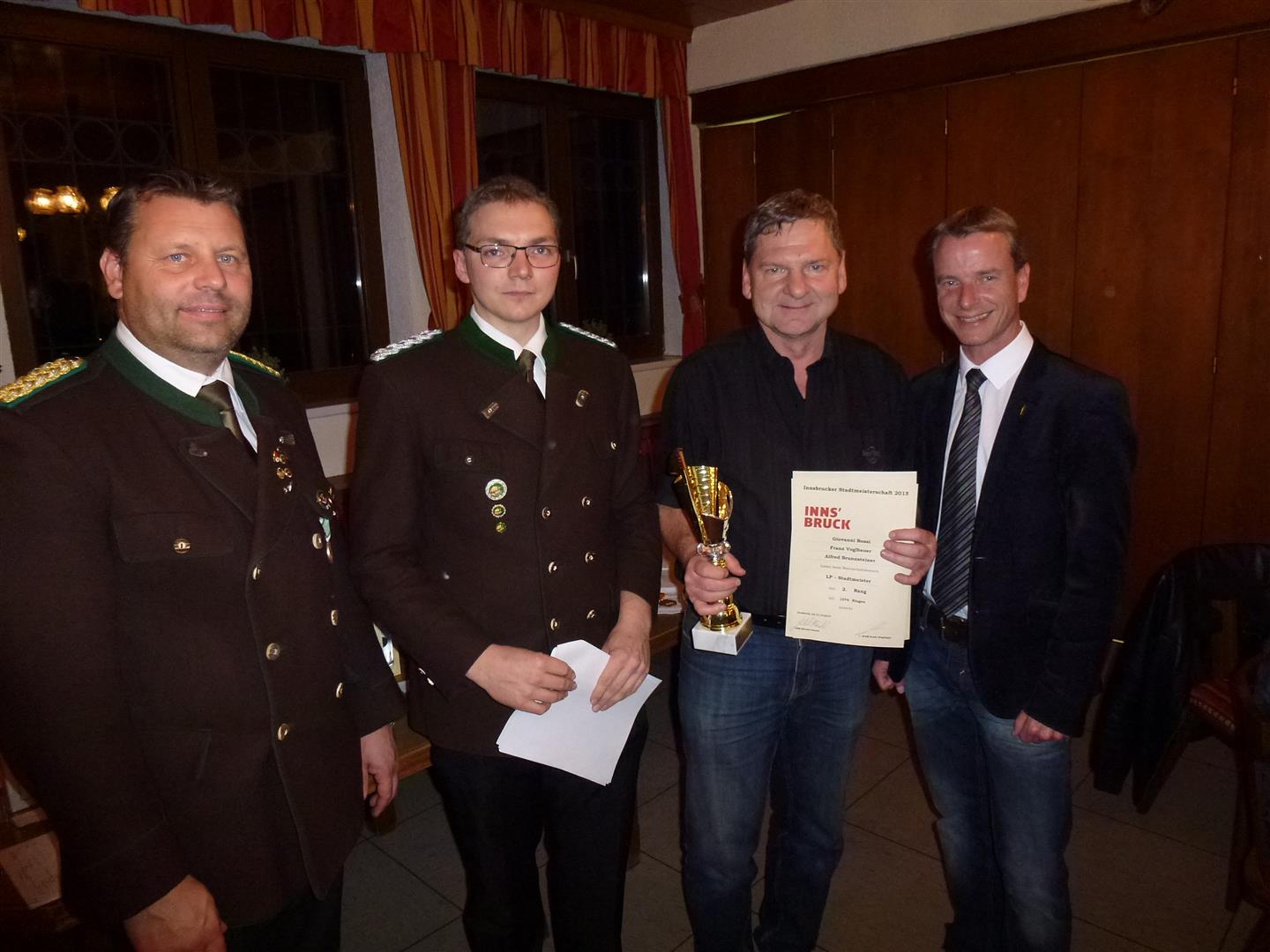 Die Schützengilde Reichenau veranstaltete vom 27. bis 31. Oktober die Innsbrucker Stadtmeisterschaft des Bezirkbundes Innsbruck. Sportreferent und Vizebürgermeister Christoph Kaufmann ließ es sich nicht nehmen persönlich die Siegerehrung‎ mit mit Obmann und Oberschützenmeister Harald Gutsch und Bezirksoberschützenmeister Joachim Steinlechner durchzuführen.