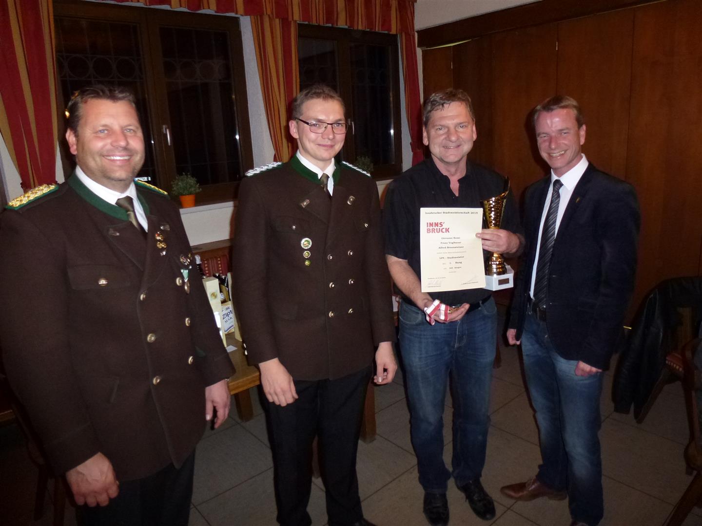 Die Schützengilde Reichenau veranstaltete vom 27. bis 31. Oktober die Innsbrucker Stadtmeisterschaft des Bezirkbundes Innsbruck. Sportreferent und Vizebürgermeister Christoph Kaufmann ließ es sich nicht nehmen persönlich die Siegerehrung‎ mit mit Obmann und Oberschützenmeister Harald Gutsch und Bezirksoberschützenmeister Joachim Steinlechner durchzuführen.