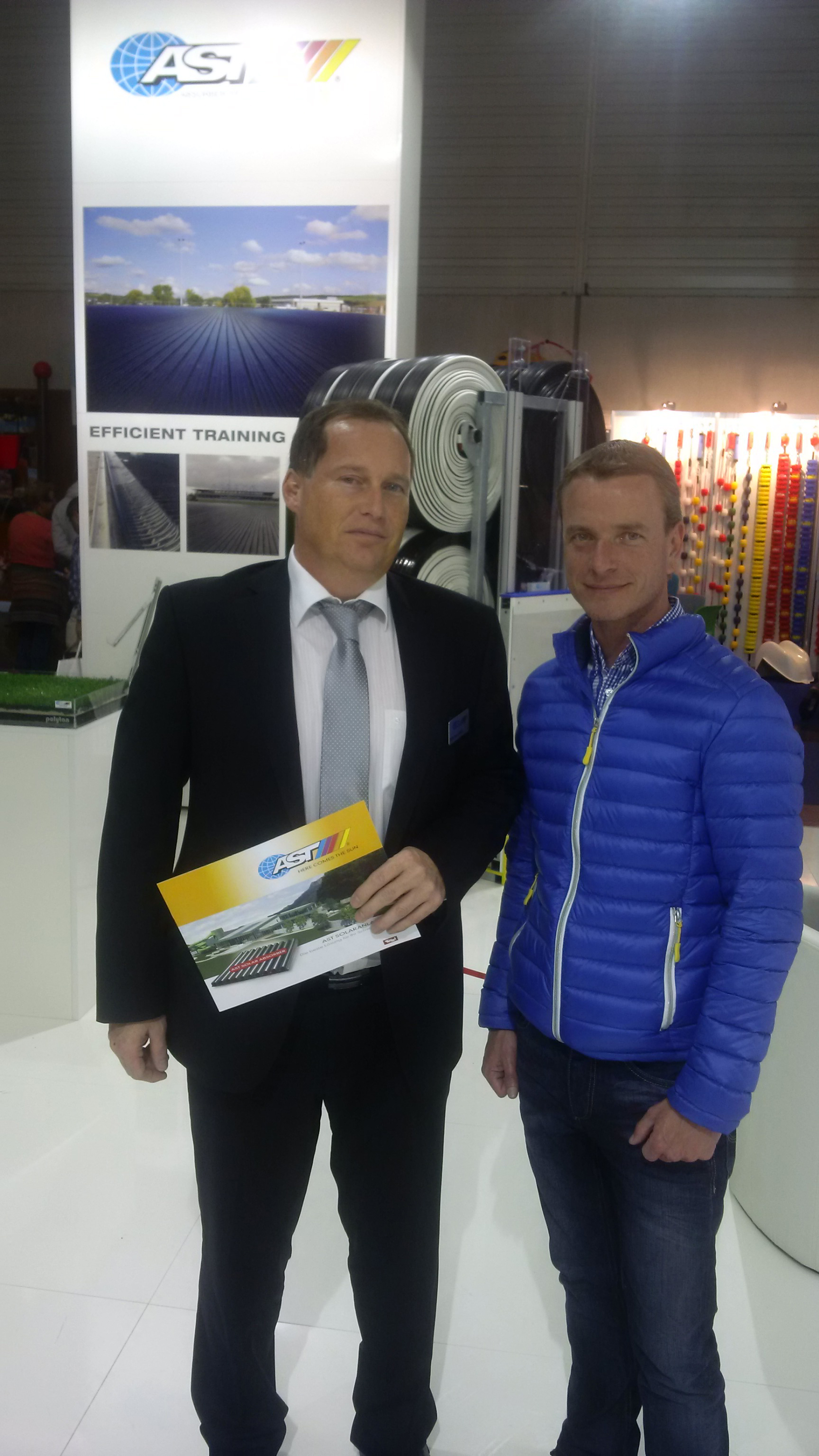 Sportreferent und Vizebürgermeister Christoph Kaufmann besuchte kürzlich die Zukunftsmesse für Freizeitwelten in Köln. Dort traf er beispielsweise auf Ing. Manfred Mair, dessen Firma (AST - Eis und SolartechnickGmbH) für die Kunsteislaufplätze in der Tiroler Landeshauptstadt zuständig ist. Außerdem informierte er sich über Innovationen im Bereich Sport, die auch in Innsbruck Anwendung finden könnten.