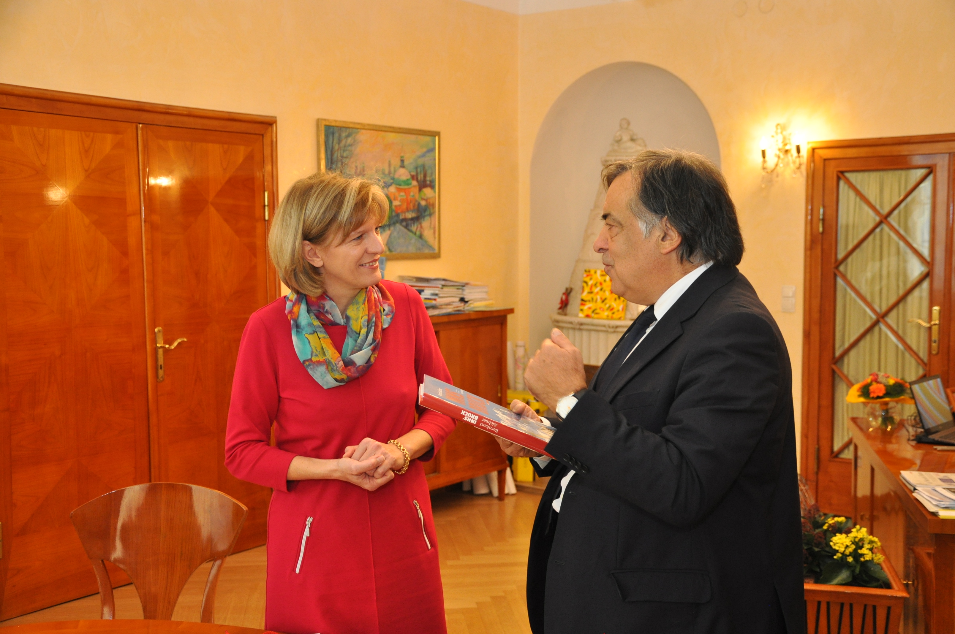 Kürzlich stattete Leoluca Orlando, Bürgermeister von Palermo, Innsbrucks Stadtoberhaupt Christine Oppitz-Plörer einen Besuch ab. Auf dem Balkon des Rathauses präsentierte sie ihm die traumhafte Bergumgebung der Tiroler Landeshauptstadt. Orlando kam in Begleitung von Andreas Altmann (Rektor MCI), den er im Anschluss in das Management Center Innsbruck folgte, wo der Italiener einen Vortrag hielt.