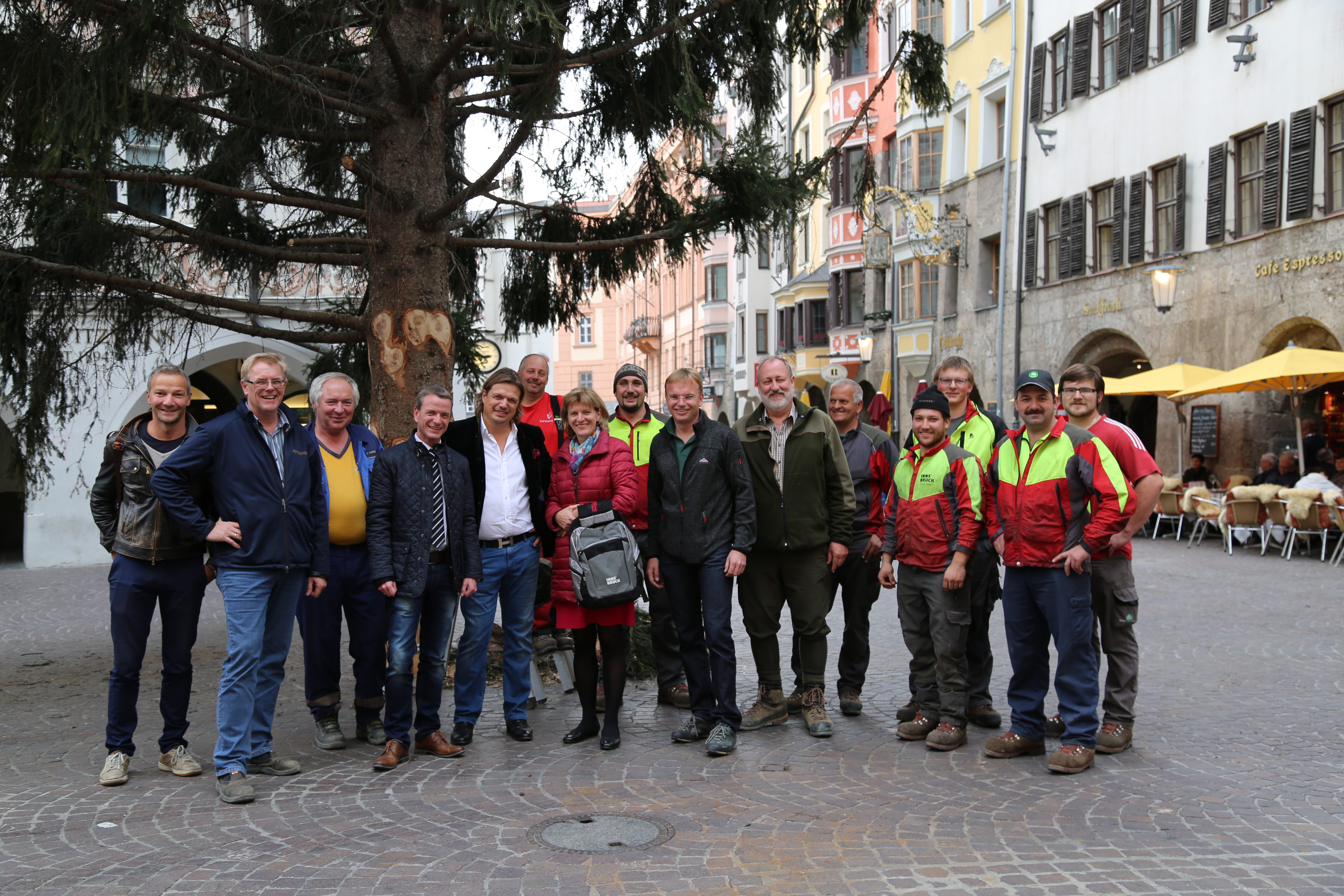 Vor dem Christbaum, dem Aushängeschild des Altstadt-Christkindlmarktes: Bürgermeisterin Christine Oppitz-Plörer (Mitte), Vizebürgermeister Christoph Kaufmann (4.v.l.), Karl Fahrner (CEO OFA Group, 5.v.l.), Robert Neuner (Innsbrucker Bergweihnacht, 1.v.l.) mit den Mitarbeitern des städtischen Forstamtes.