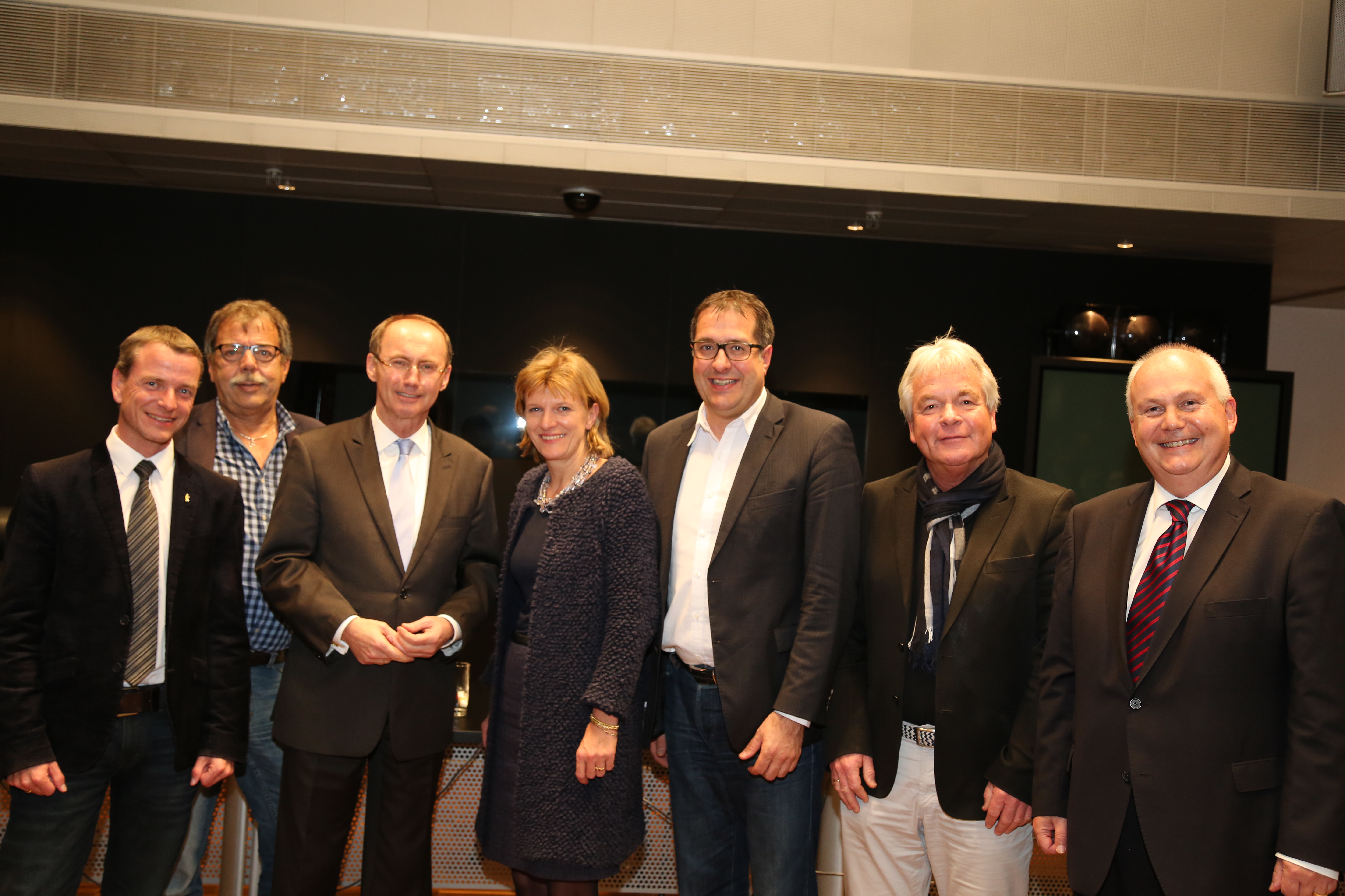 Als erster Gast der Diskussionsreihe "Österreichische Abgeordnete des Europäischen Parlaments im Innsbrucker Gemeinderat" stattete EU-Abgeordneter Othmar Karas der Tiroler Landeshauptstadt einen Besuch ab. Nach einem  Vortrag zu aktuellen Themen, entwickelte sich eine interessante Diskussion. V.l.: Vizebürgermeister Christoph Kaufmann, Stadtrat Gerhard Fritz, Othmar Karas, Bürgermeisterin Christine Oppitz Plörer, Stadtrat Franz X. Gruber, Stadtrat Ernst Pechlaner und Stadtrat Andreas Wanker