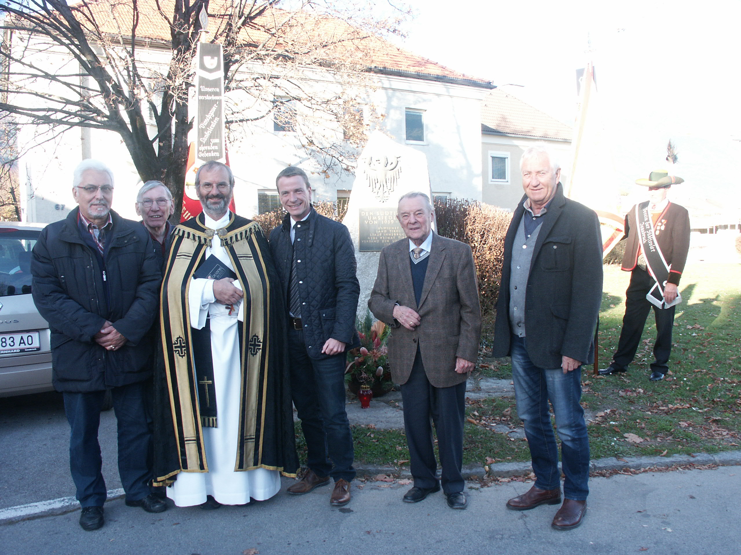 Kürzlich fand die Gedenkmesse des Vereins der Südtiroler Innsbruck Stadt und Land in der Schutzengelkirche in Pradl statt. Mit dabei (v.l.n.r.): Bezirksobmann Erns‎t Perthaler, Landesobmann  Gerhard Thomann, Pfarrer Christoph Pernter, Vizebürgermeister Christoph Kaufmann, Ehrenobmann Franz Trend und Präsident Helmut Angermann.