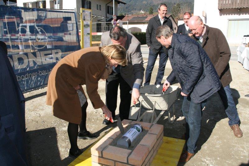 Am 06.11.2015 fand die Grundsteinlegung zum Wohnbauprojekt Pontlatzer Straße 38 im Olympischen Dorf der Wohnungseigentum - Tiroler gemeinnützige WohnbaugmbH statt.
Aus dem Planungswettbewerb, welcher in Zusammenarbeit mit der Innsbrucker Stadtplanung durchgeführt wurde, ging als Sieger das Projekt des Innsbrucker Architekten Hanno Vogl-Fernheim hervor. Die Mietwohnanlage wird zur Gänze objektgefördert, wobei die Stadt Innsbruck das alleinige Vergaberecht für alle 21 Wohnungen innehat. Der Wohnungsmix beinhaltet 2-, 3- und 4-Zimmerwohnungen mit funktionellen Grundrissen, angelehnt an die zulässigen Nutzflächen der Tiroler Wohnbauförderung.