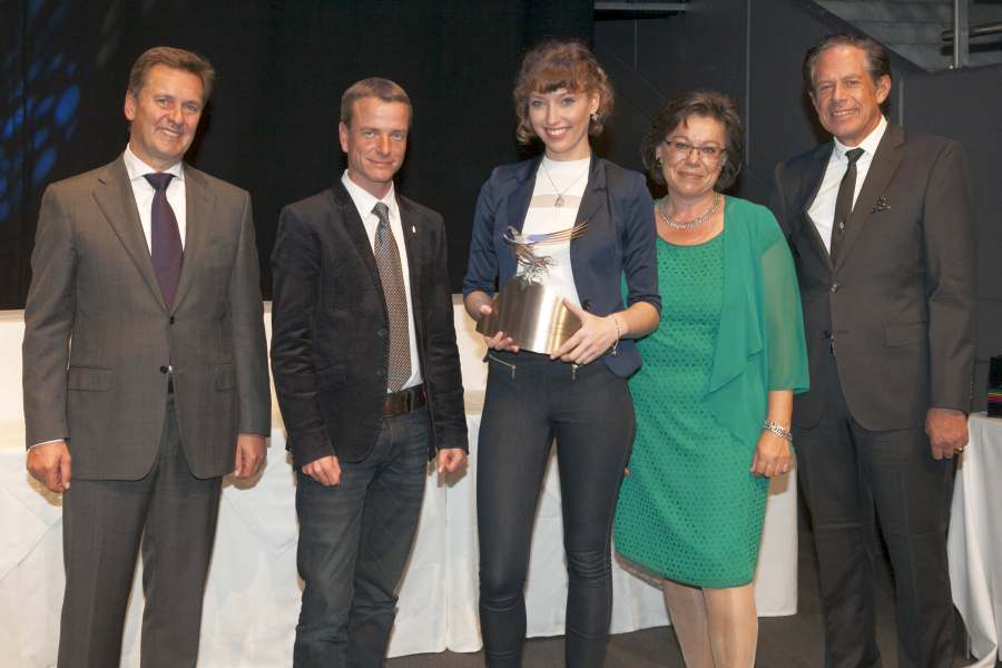 Am 13. November fand in der Dogana die Abschlussfeier des Lehrlingswettbewerbs der Wirtschaftskammer Tirol statt. Vizebürgermeister Christoph Kaufmann nahm als Vertreter der Stadt Innsbruck an dieser Veranstaltung teil. Besonders stolz ist die Stadt auf Petra Binder (Mitte), städtischer Lehrling. Sie konnte den vergangenen Lehrlingswettbewerb als Bürokauffrau für sich entscheiden. Neben Kaufmann gratulierte auch Lehrlingsbeauftragte Monika Erharter (2.v.r.), sowie Präsidenten der Wirtschaftskammer Jürgen Bodenseer (1.v.r.).