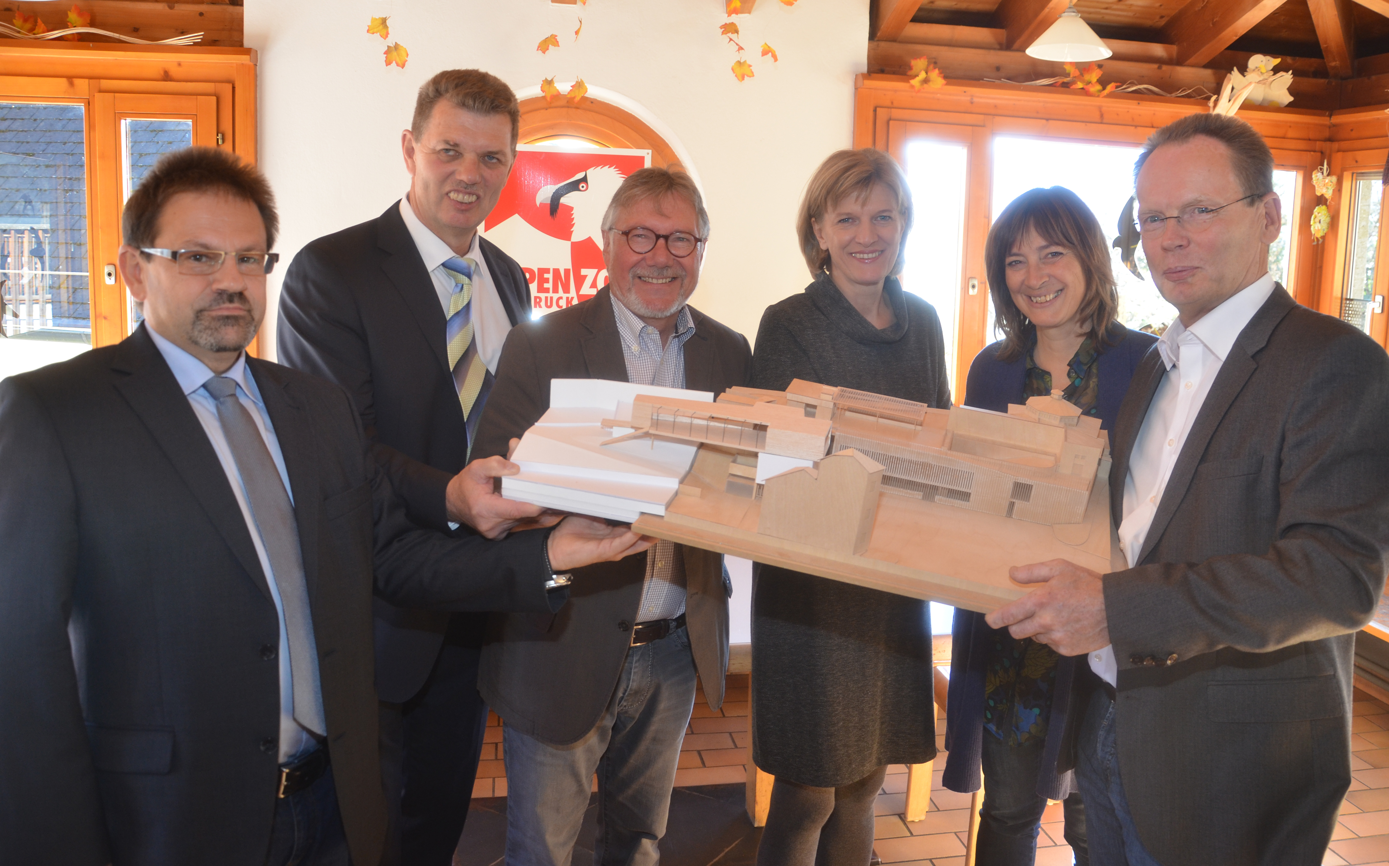 Peter Hertscheg (WE), Walter Soier (WE), Zoodirektor Michael Martys, Bürgermeisterin Christine Oppitz-Plörer, Patricia Niederwieser-Holzbaur (Obfrau Freunde des Alpenzoo) und Architekt Helmut Reitter zeigen sich überzeugt vom Projekt.