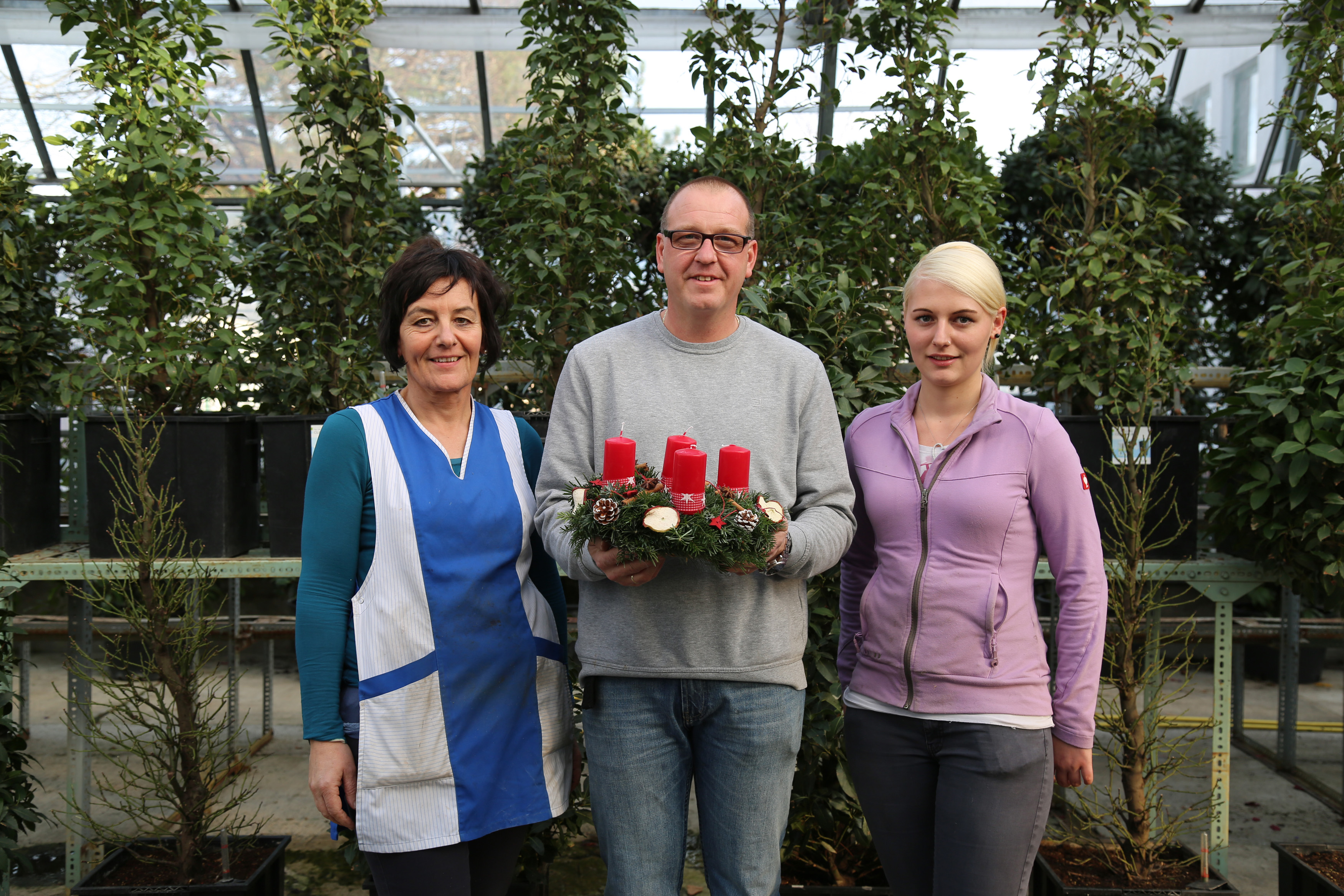Sie sind für die wunderschönen Adventkränze in den Schulen verantwortlich, arbeiten seit Jahren mit Begeisterung in der Stadtgärtnerei und schätzen die Vielfalt ihrer Aufgabengebiete (v. l.): Mathilde Einkemmer, Robert Mair und Ramona Prinoth.