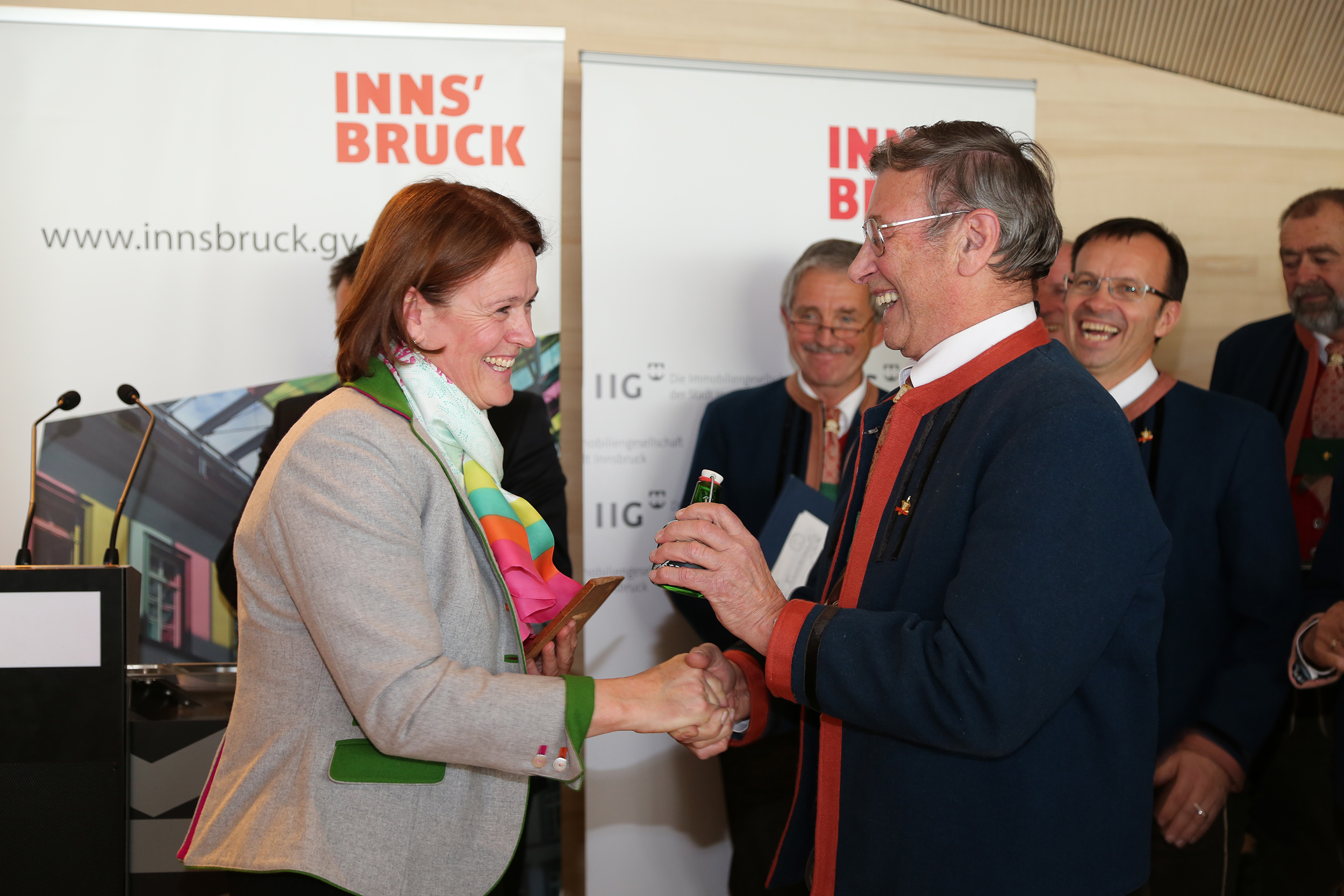 Pächterin Sonja Schütz bekam von den Höttinger Sängern ein Willkommenspräsent.