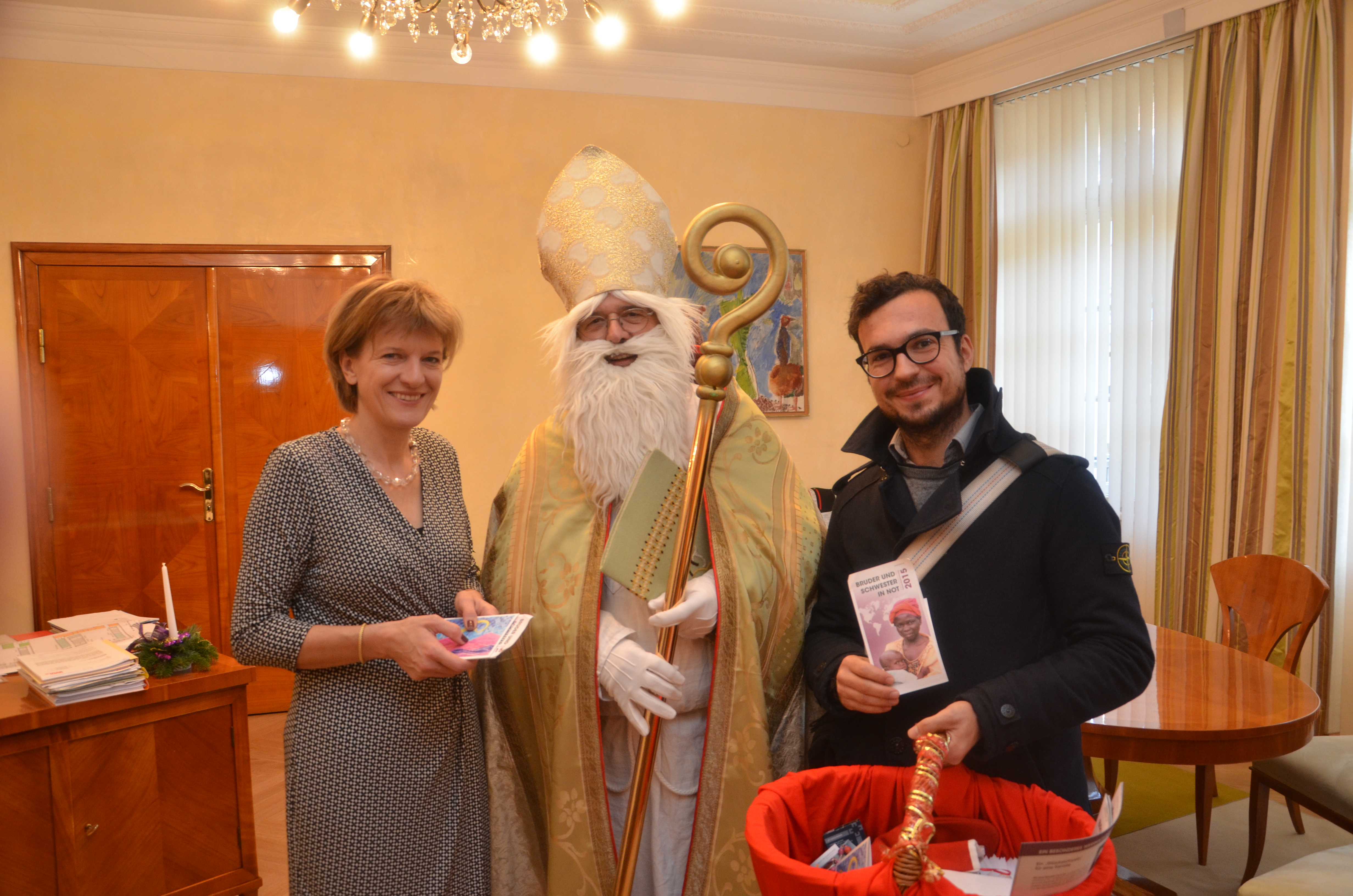 Bürgermeisterin Christine Oppitz-Plörer freut sich über den traditionellen Besuch des Heiligen Nikolaus im Rathaus. Begleitet wurde der Nikolaus dieses Jahr von Maximilian Gritsch von "Bruder und Schwester in Not".