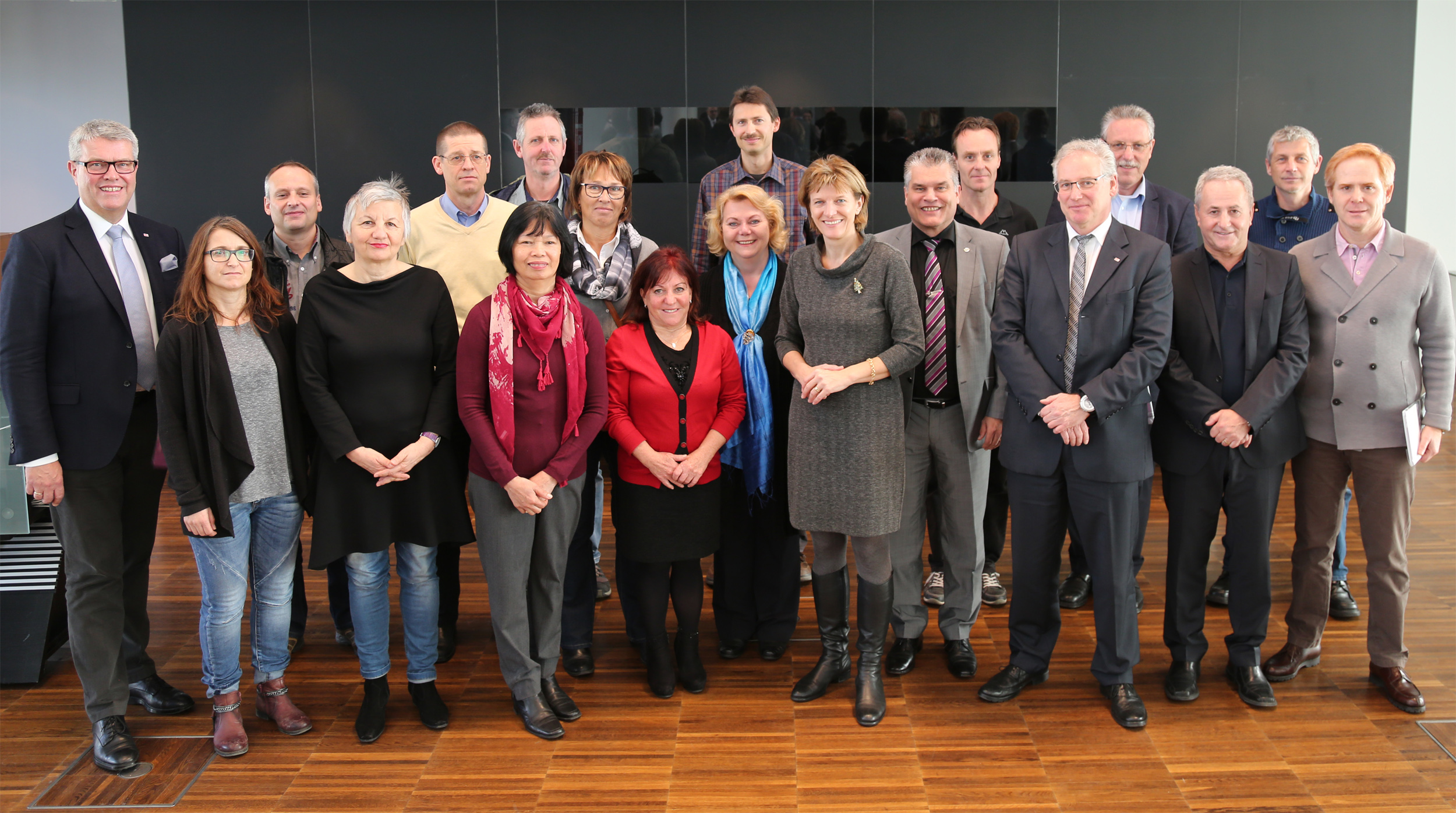 Bei der feierlichen Verleihung im Plenarsaal wurden 68 MitarbeiterInnen für Beförderungen, Überstellungen, Pensionierungen sowie dem 25- und 40-jährigen Dienstjubiläum ihr Dekret überreicht. Bürgermeisterin Christine Oppitz-Plörer (Mitte rechts), Magistratsdirektor Bernhard Holas, Personalchef Ferdinand Neu und Personalvertreter Christof Peintner hier im Bild mit den JubilarInnen, die bereits 25 oder 40 Jahre im Dienste des Magistrates stehen.