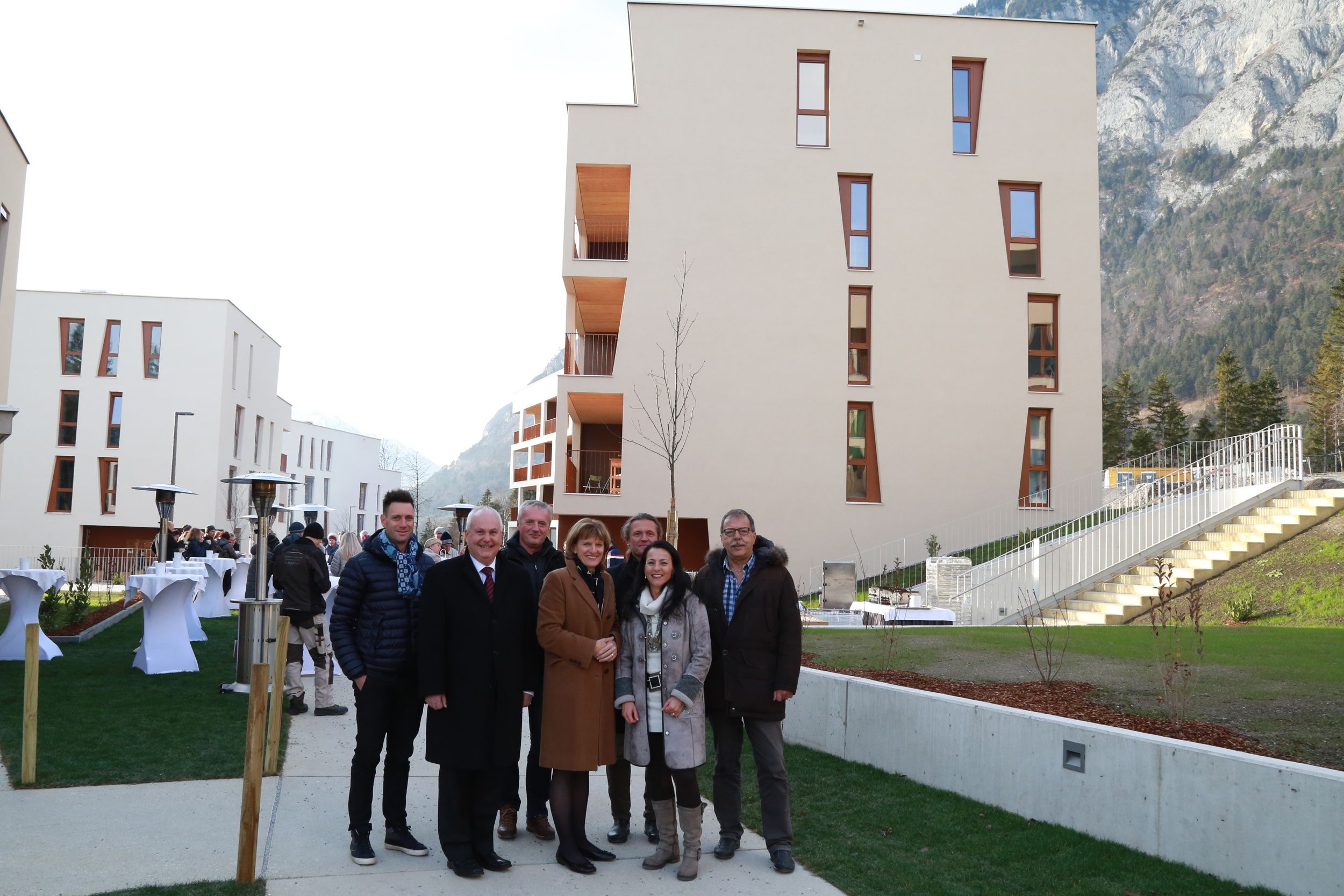 Bei der feierlichen Schlüsselübergabe der neuen Wohnanlage Anna-Dengel-Straße, wo auch die Stadt Innsbruck 22 Wohnungen vergeben kann (v.l.): Architekt Christian Schleich, Stadtrat Andreas Wanker, Architekt Manfred König, Bürgermeisterin Christine Oppitz-Plörer, Architekt Raimund Wulz, Geschäftsführerin Monika Froschmayr (Weinberg 
Bauträger & Projektentwicklungs GmbH) und Stadtrat Gerhard Fritz