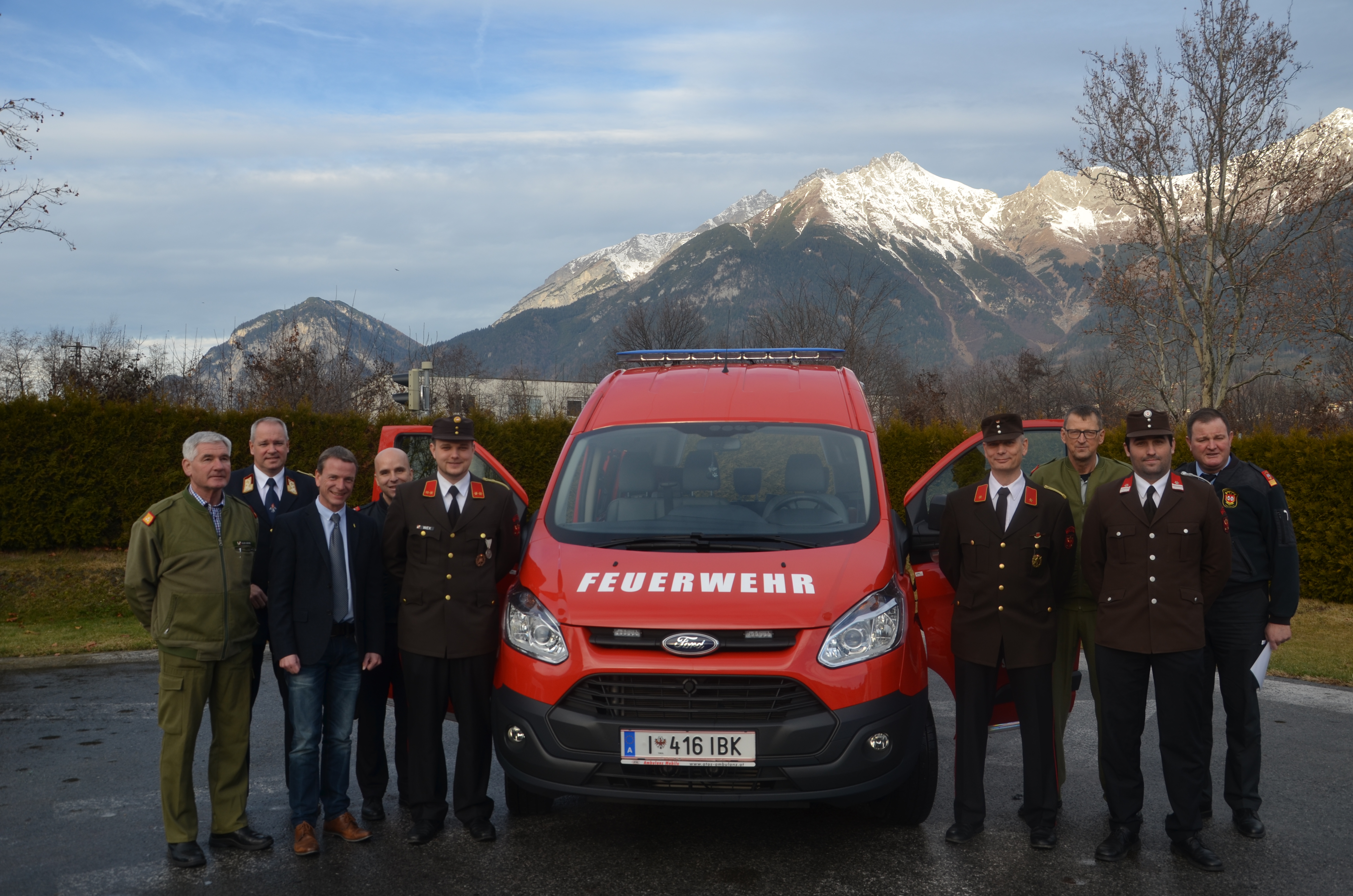 Vizebürgermeister Christoph Kaufmann übergab kürzlich ein neues Dienstfahrzeug an die Freiwillige Feuerwehr Neu-Arzl. 
v.l. Walter Laimgruber-Gollner, Martin Gegenhuber, Vizebürgermeister Christoph Kaufmann, Marcus Wimmer, Rene Wex, Christian Winkler, Albert Pfeifhofer, Klemens Eberhard, Hans Zimmeter.