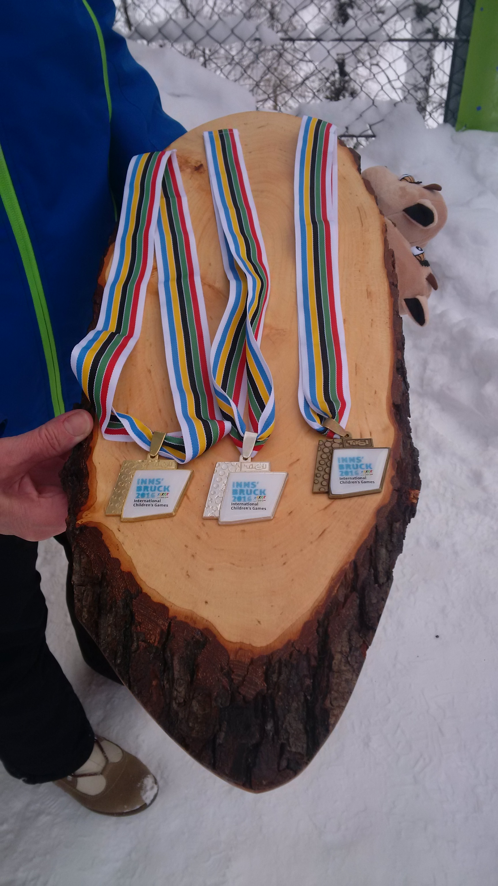 Sportrefent und Vizebürgermeister Christoph Kaufmann gratulierte den Siegerinnen des Biathlon Sprints in der Skiarena Seefeld. Besonders freute er sich über die Goldmedaille von Sophie Haider vom Team Innsbruck.