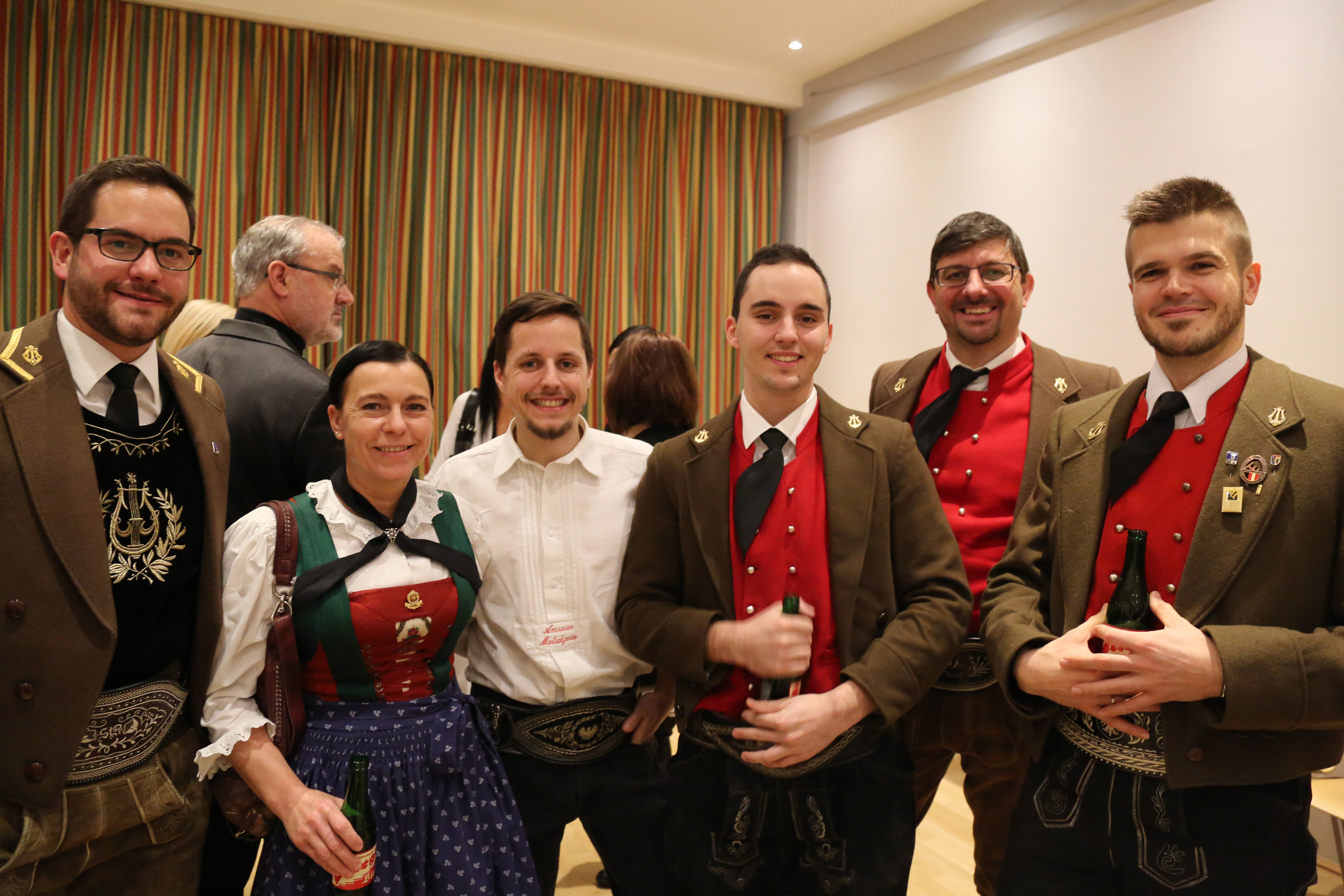 Beim traditionellen Neujahrsempfang in Amras dankte Bürgermeisterin Christine Oppitz-Plörer im Namen aller anwesenden StadträtInnen und GemeinderätInnen den zahlreichen Vereinen für ihre wertvolle Arbeit während des gesamten Jahres. Im Rahmen des Neujahrsempfanges wurde dem gebührtigen Amraser Franz-Heinz Hye-Kerkdal das Kulturehrenzeichen der Stadt Innsbruck verliehen.