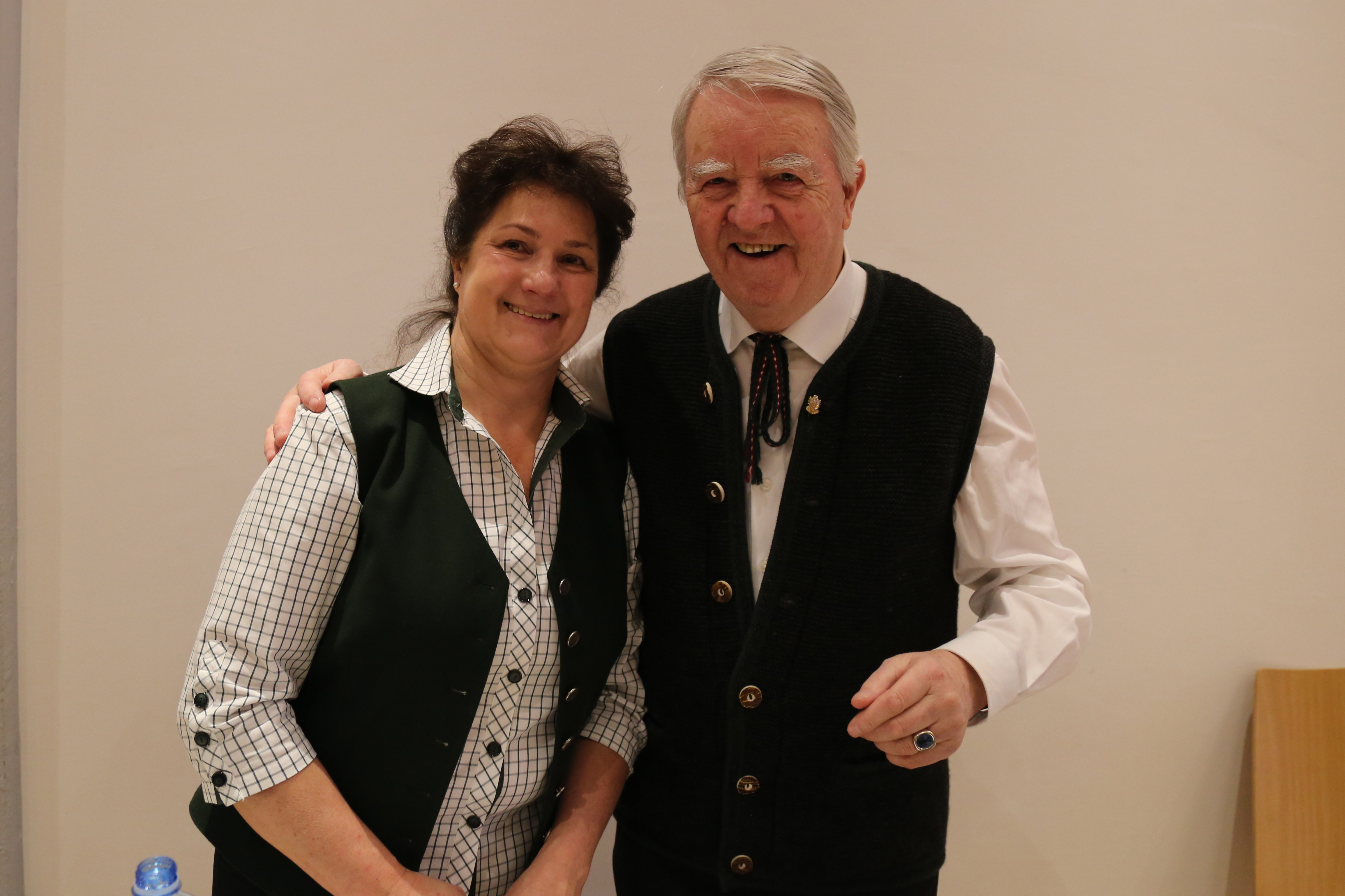 Beim traditionellen Neujahrsempfang in Amras dankte Bürgermeisterin Christine Oppitz-Plörer im Namen aller anwesenden StadträtInnen und GemeinderätInnen den zahlreichen Vereinen für ihre wertvolle Arbeit während des gesamten Jahres. Im Rahmen des Neujahrsempfanges wurde dem gebührtigen Amraser Franz-Heinz Hye-Kerkdal das Kulturehrenzeichen der Stadt Innsbruck verliehen.