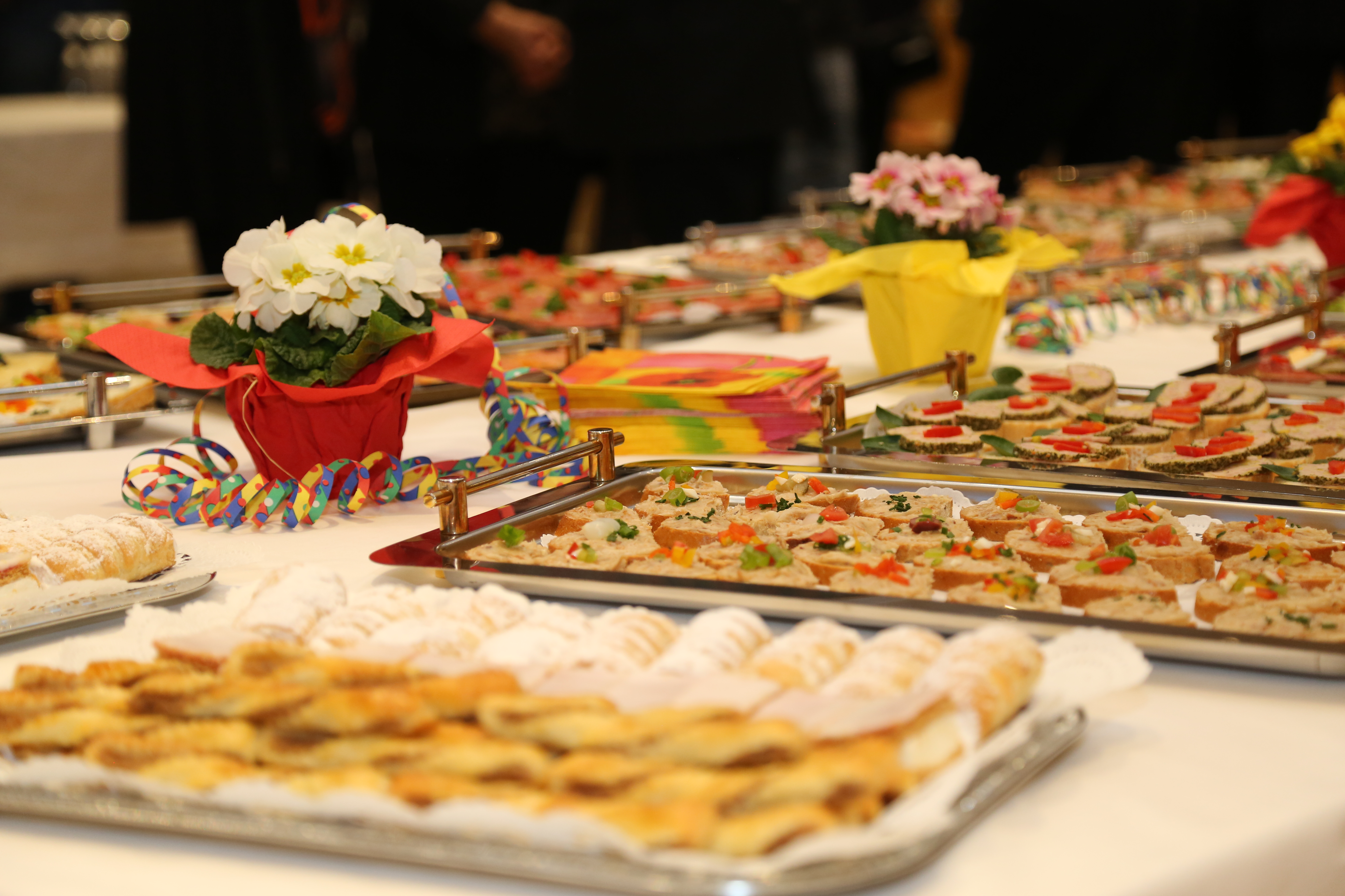 Beim traditionellen Neujahrsempfang in Amras dankte Bürgermeisterin Christine Oppitz-Plörer im Namen aller anwesenden StadträtInnen und GemeinderätInnen den zahlreichen Vereinen für ihre wertvolle Arbeit während des gesamten Jahres. Im Rahmen des Neujahrsempfanges wurde dem gebührtigen Amraser Franz-Heinz Hye-Kerkdal das Kulturehrenzeichen der Stadt Innsbruck verliehen.
