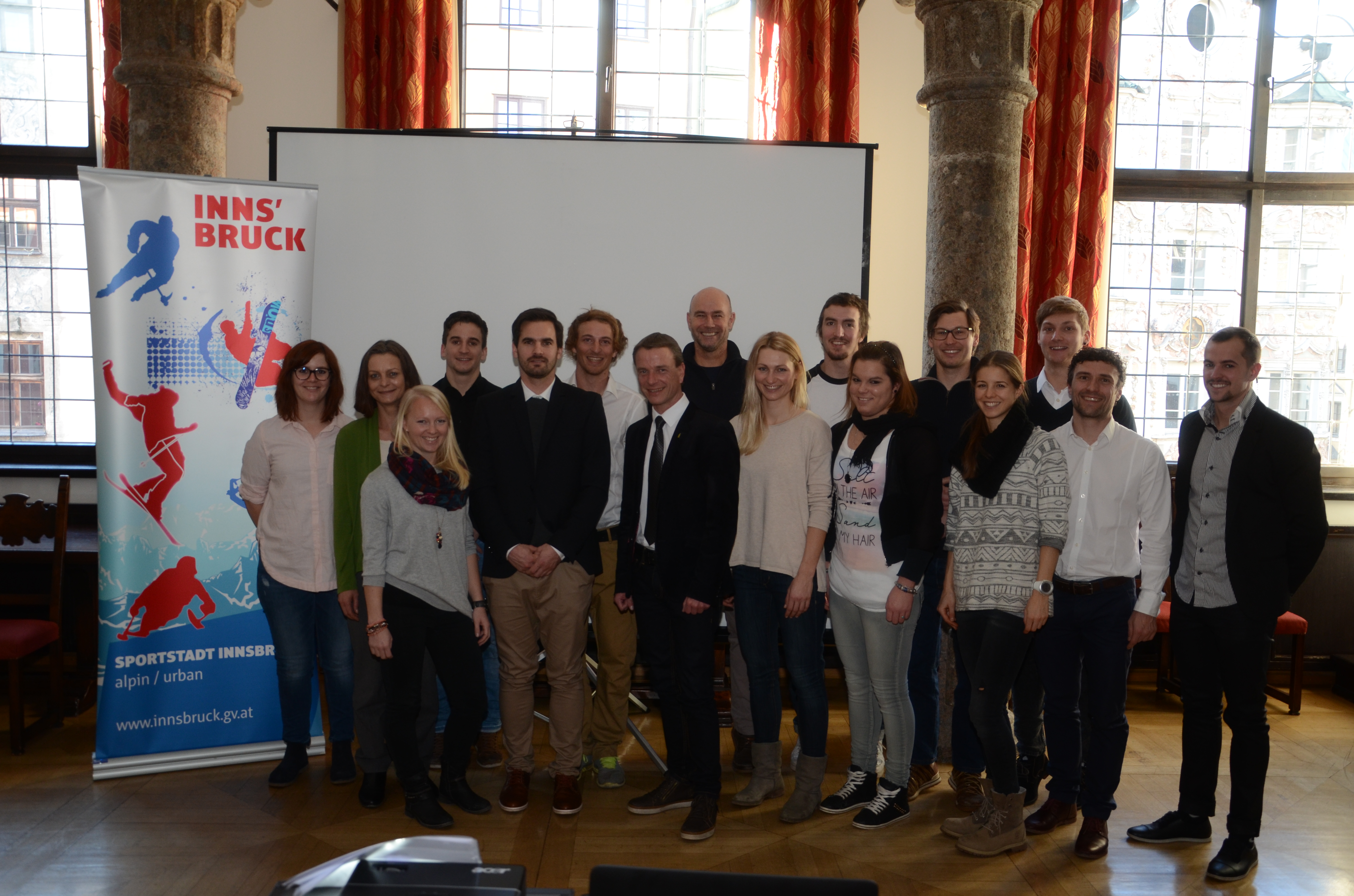 Vor kurzen präsentierten ambitionierte SportstudentInnen der Uni Innsbruck ihre Forschungsergebnisse bezüglich der Frage, warum viele Mädchen im Teenager-Alter häufig aufhören, Vereinssport auszuüben sowie mögliche Gegenmaßnahmen. Interessiert lauschten auch Vizebürgermeisterin Sonja Pitscheider, Vizebürgermeister Christoph Kaufmann sowie Sportamtsleiter Romuald Niescher sowie Univ.-Prof. Christian Lettner den Vorträgen