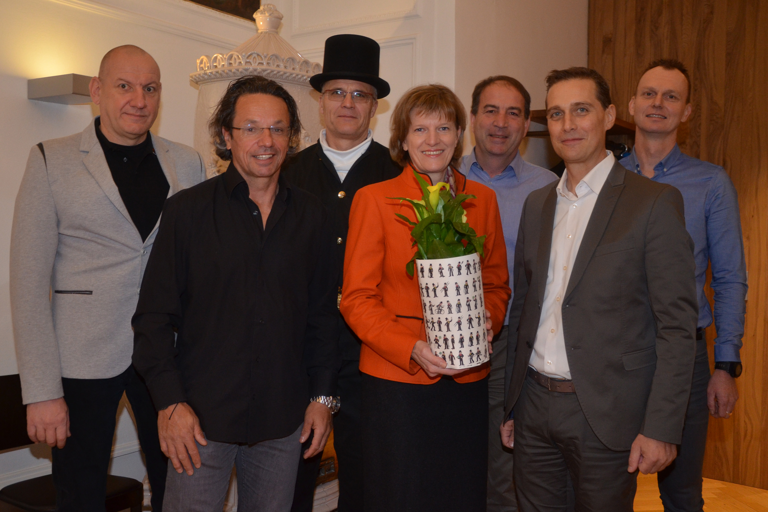 Die Innsbrucker Rauchfangkehrer gaben sich am Dienstag bei Bürgermeisterin Christine Oppitz-Plörer im Rathaus ein Stelldichein. Die als Glücksbringer bekannten Kaminkehrer übergaben Glückwünsche für 2016 und eine Topfblume.