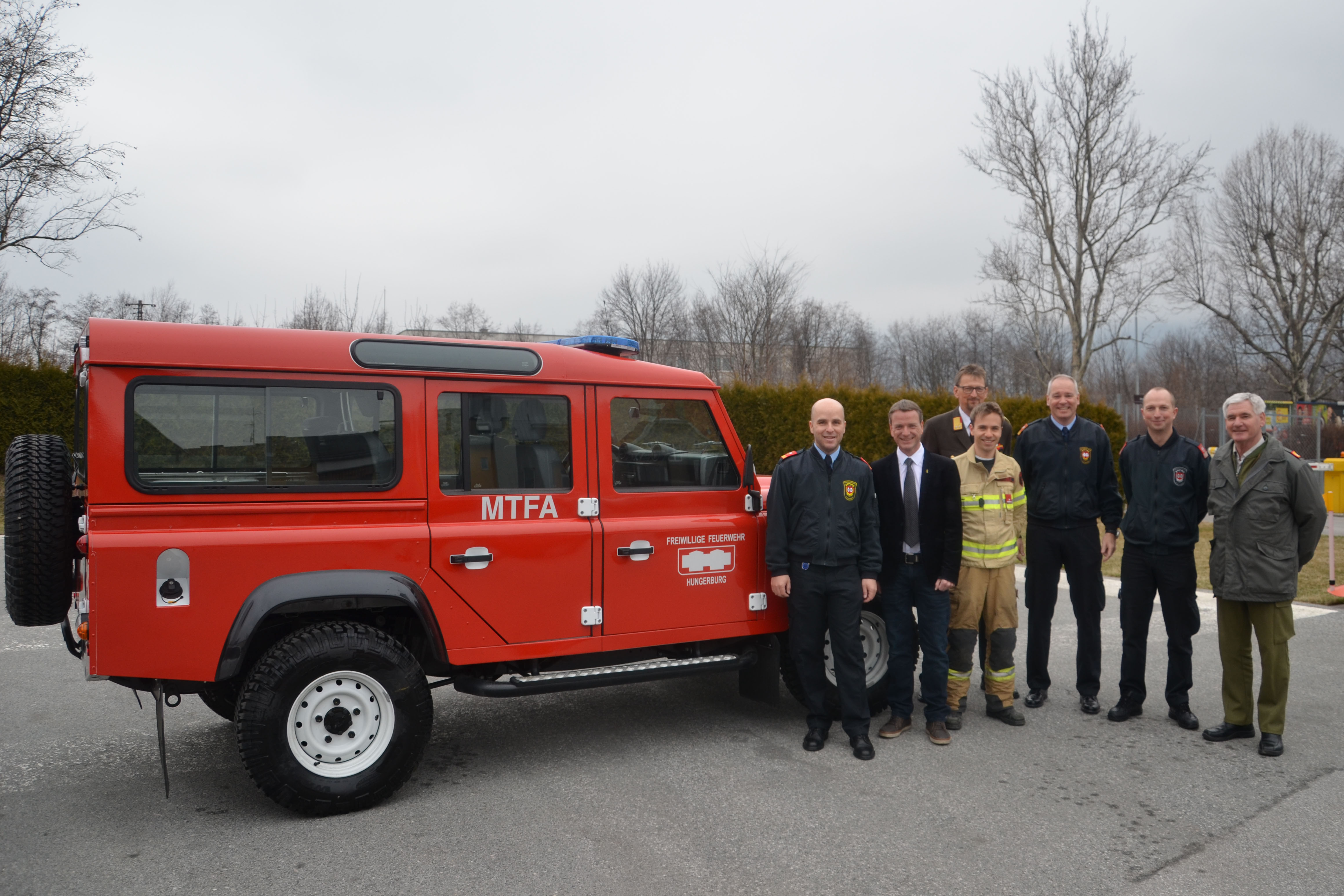 Der Fuhrpark der FF Hungerburg hat Zuwachs bekommen - und zwar einen Land Rover Defender 110 Station Wagon mit 122 PS und Allradantrieb. Das Fahrzeug als Mannschaftstransportfahrzeug genutzt und ist, durch die hervorragende Geländegängigkeit, ideal für das Einsatzgebiet auf der Hungerburg. Neben Personen kann natürlich auch Material ins schwierige Gelände transportiert werden. Einen großen Teil der Kosten des Fahrzeugs trägt die FF Hungerburg selbst. Vizebürgermeister Christoph Kaufmann zeigte sich bei der Übergabe auf dem Gelände der Berufsfeuerwehr Innsbruck vom Fahrzeug begeistert.