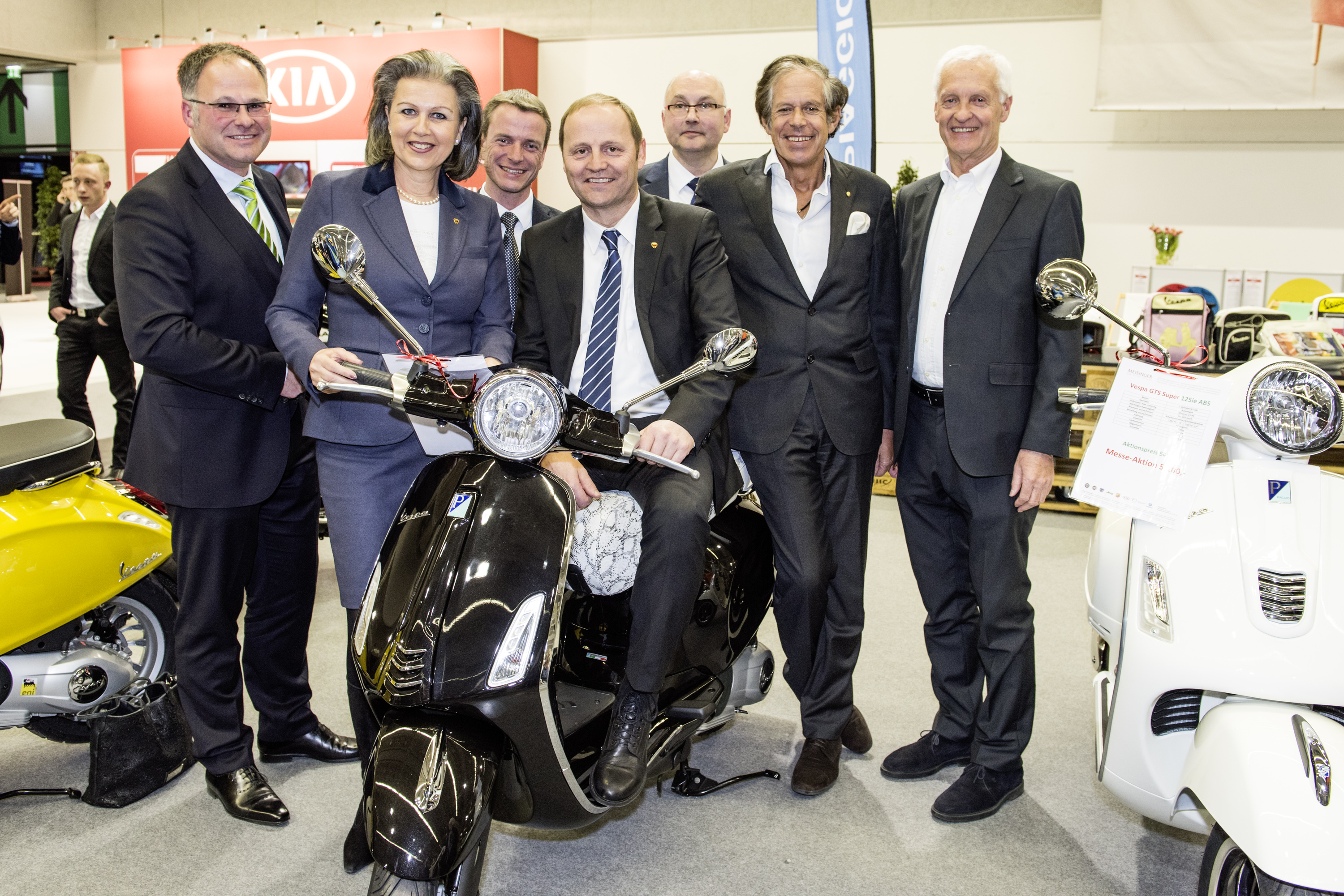 Bei der Eröffnung der Innsbrucker Ferienmesse machte sich Vizebürgermeister Christoph Kaufmann nach einleitenden Grußworten selbst ein Bild vom Angebot in den Messehallen.